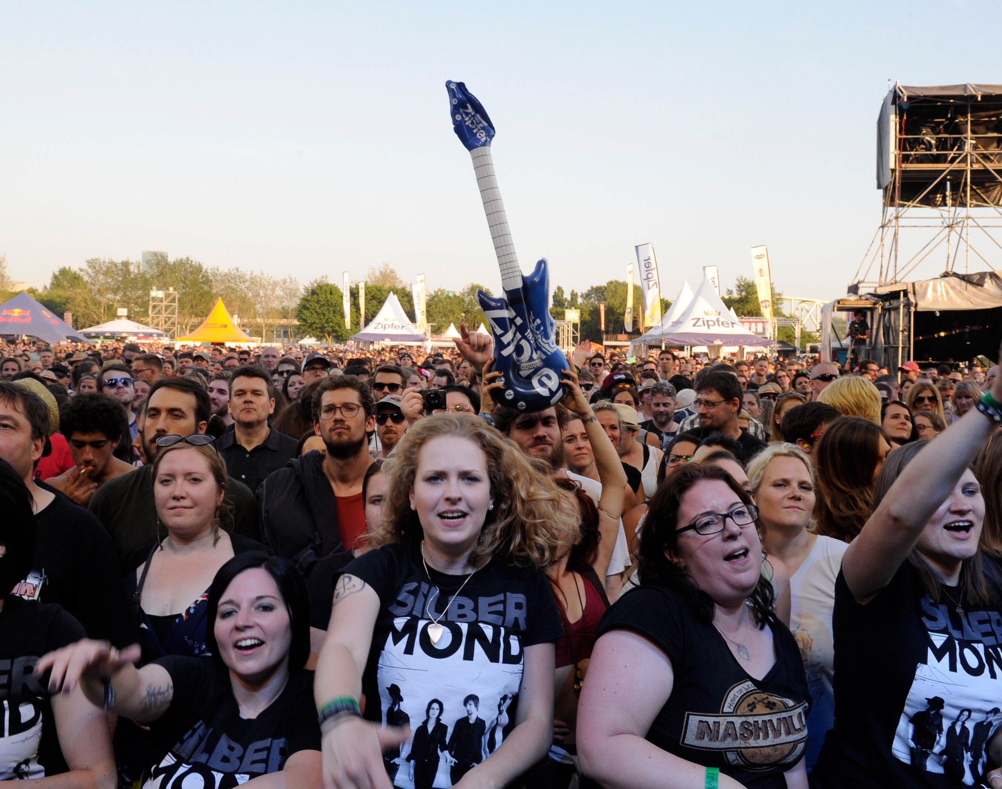 Rock in Vienna-Besucher beim Auftritt von Silbermond am Samstag