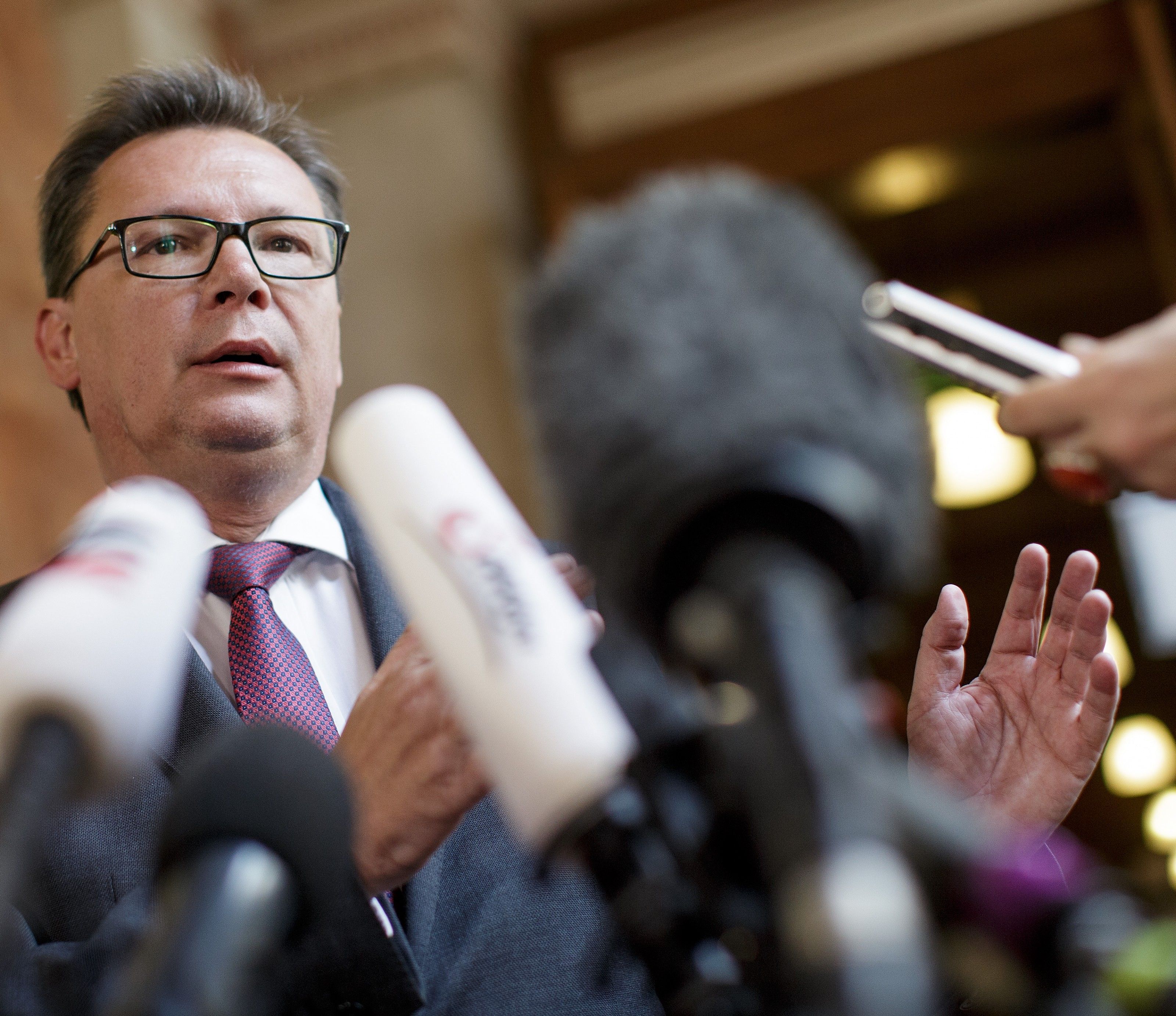 Darabos ist zufrieden mit dem Ergebnis der Eurofighter-Verhandlungen. Darabos ist zufrieden mit dem Ergebnis der Eurofighter-Verhandlungen.