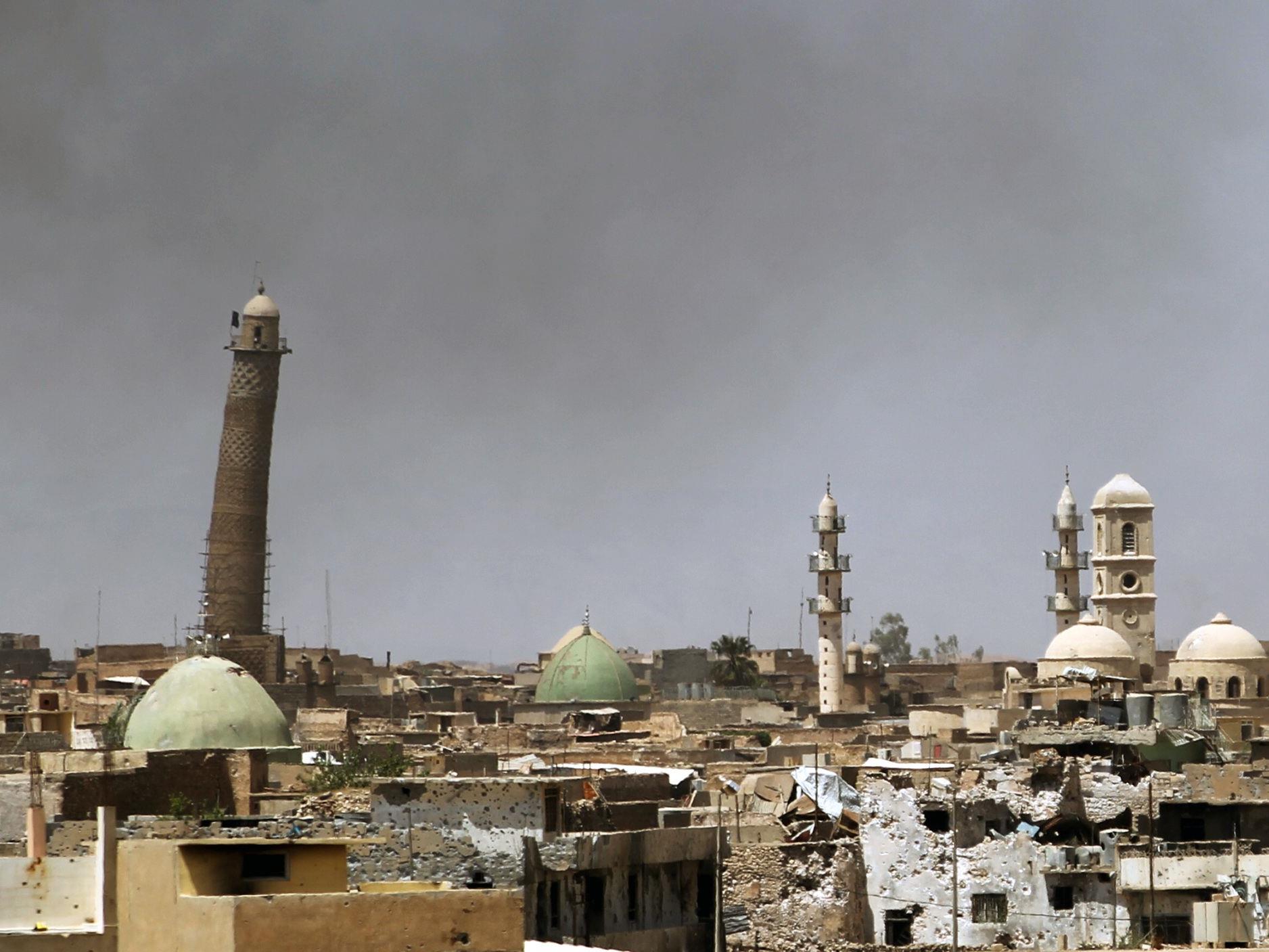 Die Terrormiliz Islamischer Staat (IS) hat am Mittwoch die Große Al-Nuri-Mosche in Mosul und ihr berühmtes Minarett gesprengt.