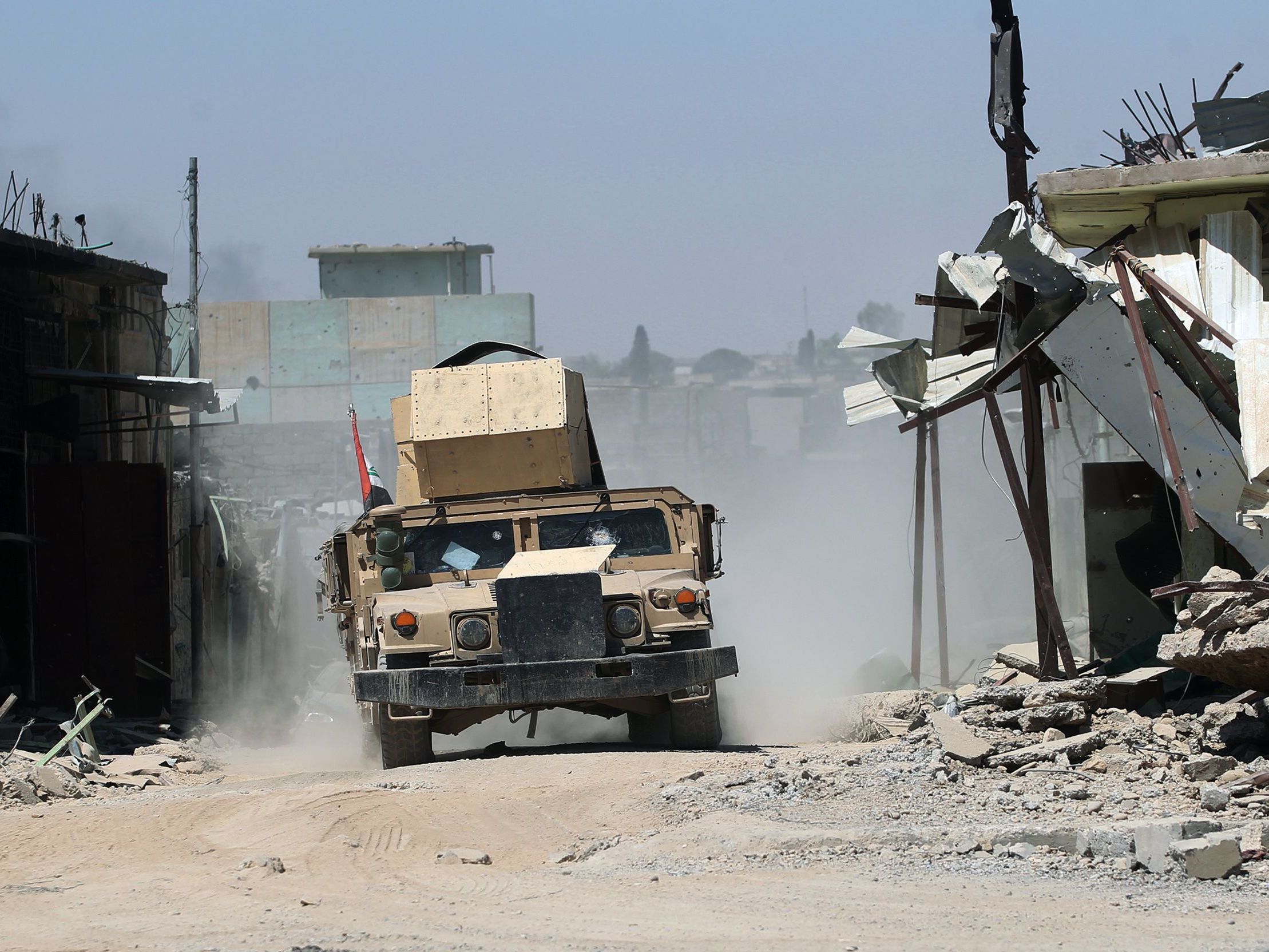 Ein Humvee der irakischen Armee fährt durch das umkäpfte Mossul (Irak). Der nun Festgenommene war Mitglied der Regierungstruppen und soll Tote verhöhnt haben. Ein Humvee der irakischen Armee fährt durch das umkäpfte Mossul (Irak). Der nun Festgenommene war Mitglied der Regierungstruppen und soll Tote verhöhnt haben.