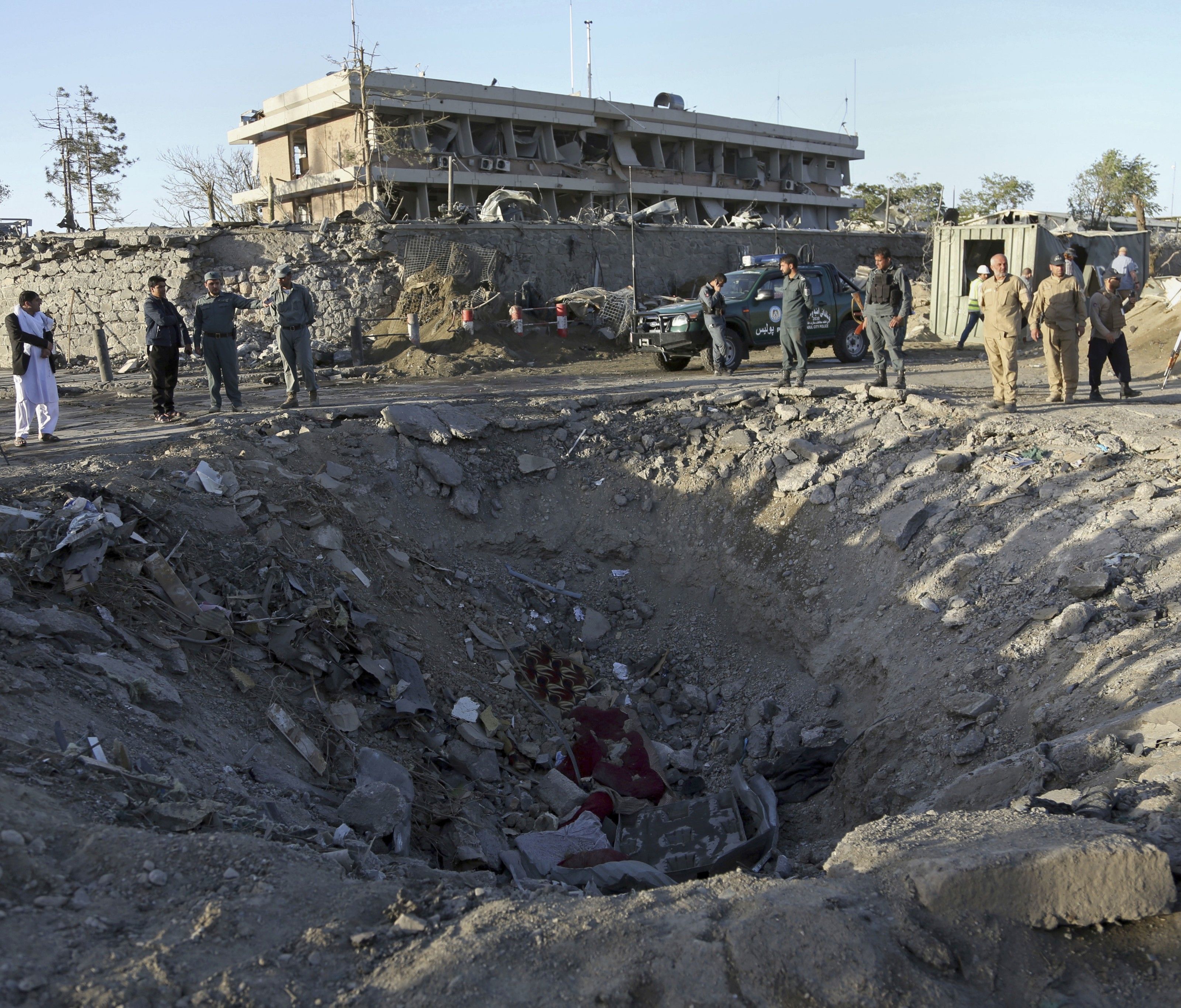 Sollen trotz der Anschläge und der generell dramatischen Sicherheitslage in Afghanistan weiterhin afghanische Flüchtlinge abgeschoben werden? Sollen trotz der Anschläge und der generell dramatischen Sicherheitslage in Afghanistan weiterhin afghanische Flüchtlinge abgeschoben werden?