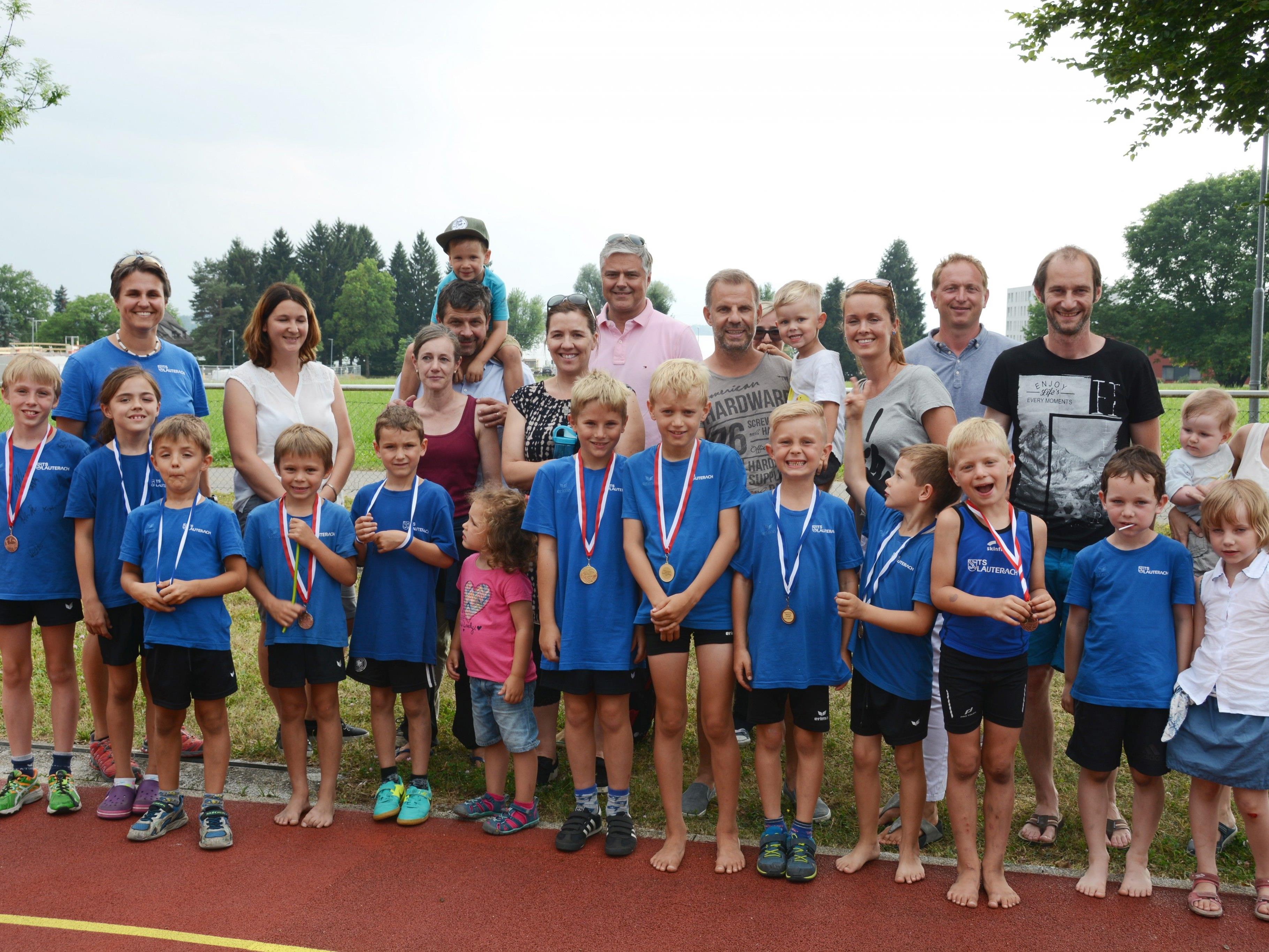 Stolze Leichtathleten mit ihren Eltern bei der Siegerehrung in Lochau