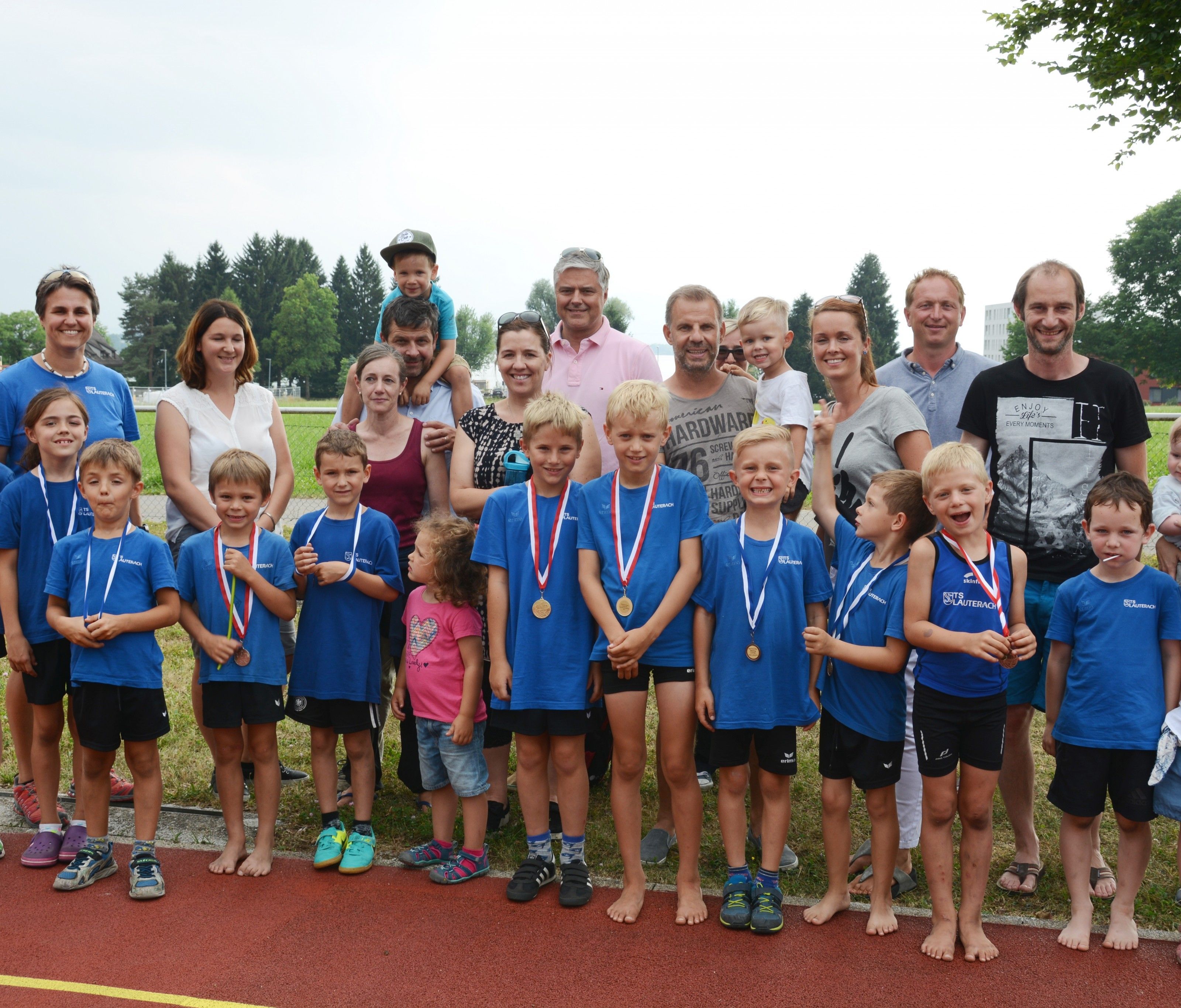 Stolze Leichtathleten mit ihren Eltern bei der Siegerehrung in Lochau Stolze Leichtathleten mit ihren Eltern bei der Siegerehrung in Lochau