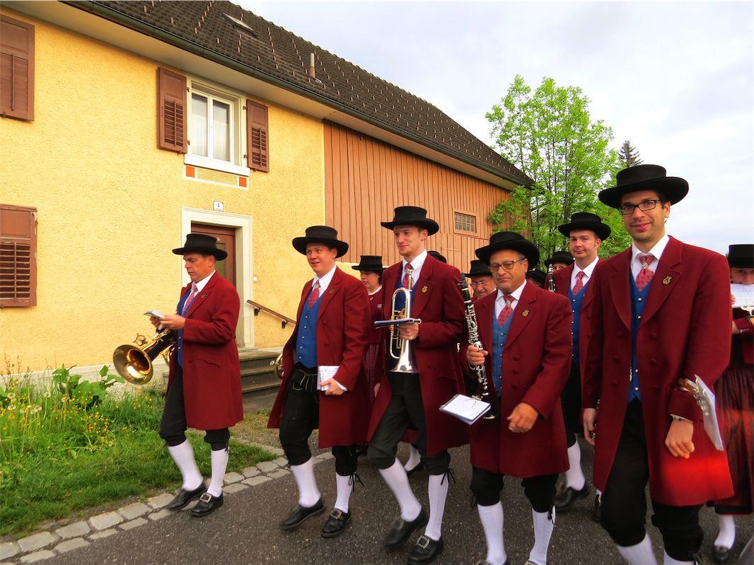 Ständig auf Achse: Traditionell am 1. Mai zogen Mitglieder des MV Nofels durchs Dorf.
