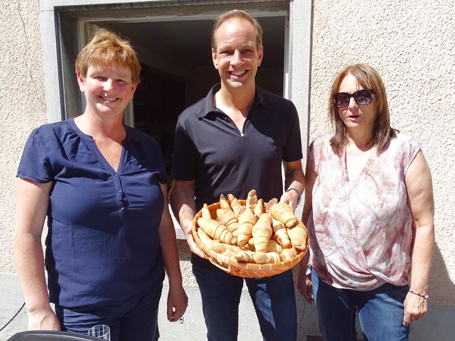 Brigitte Mathis, Bgm. Dieter Egger und Christine Linder (v.l.) luden zum Gratis-Frühstück in d´r Gass.