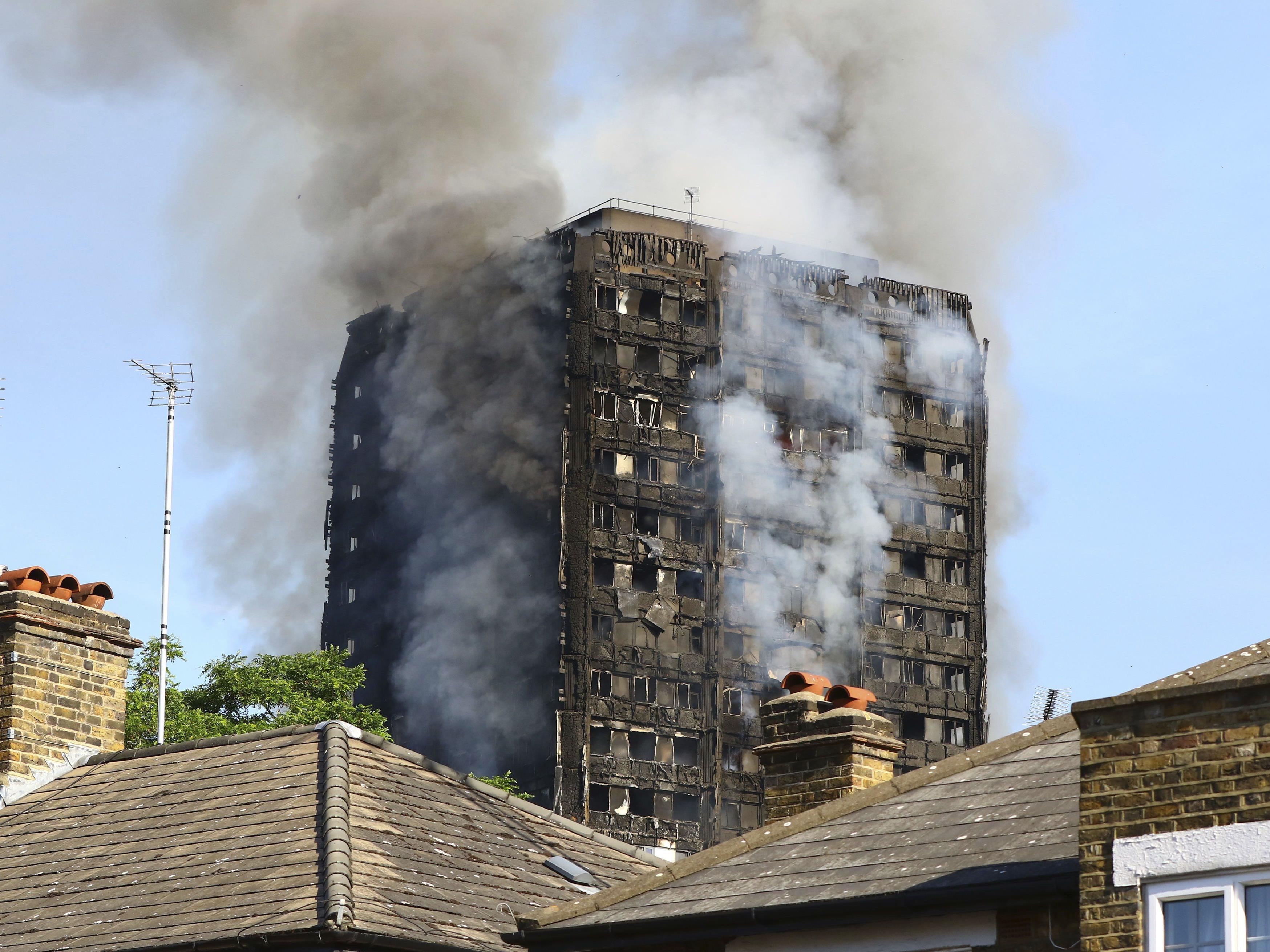 Nach dem verheerenden Brand in London schweben immer noch einige Opfer in Lebensgefahr. Nach dem verheerenden Brand in London schweben immer noch einige Opfer in Lebensgefahr.