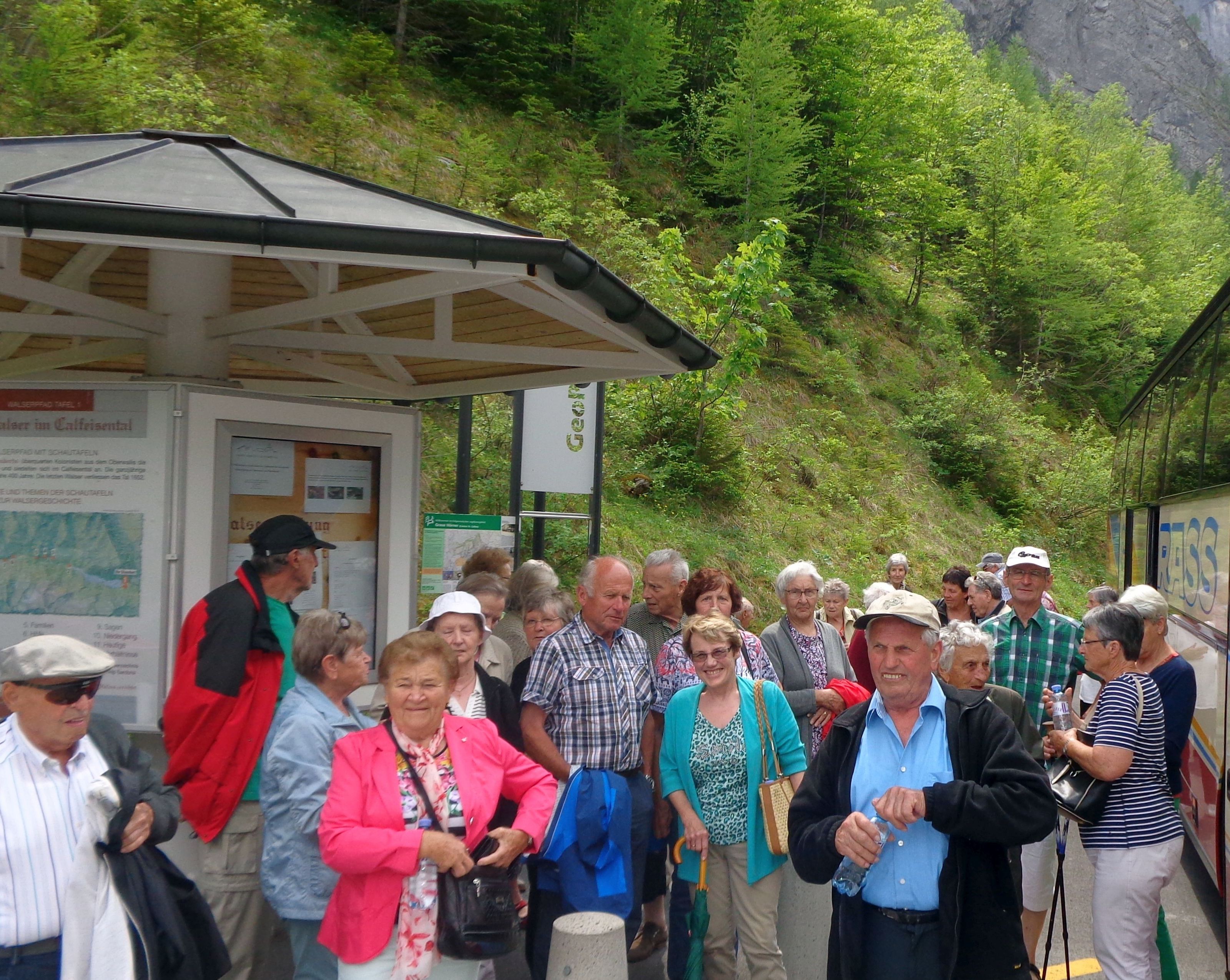 Eine sportliche Gruppe in der wildromantischen Schlucht. Eine sportliche Gruppe in der wildromantischen Schlucht.