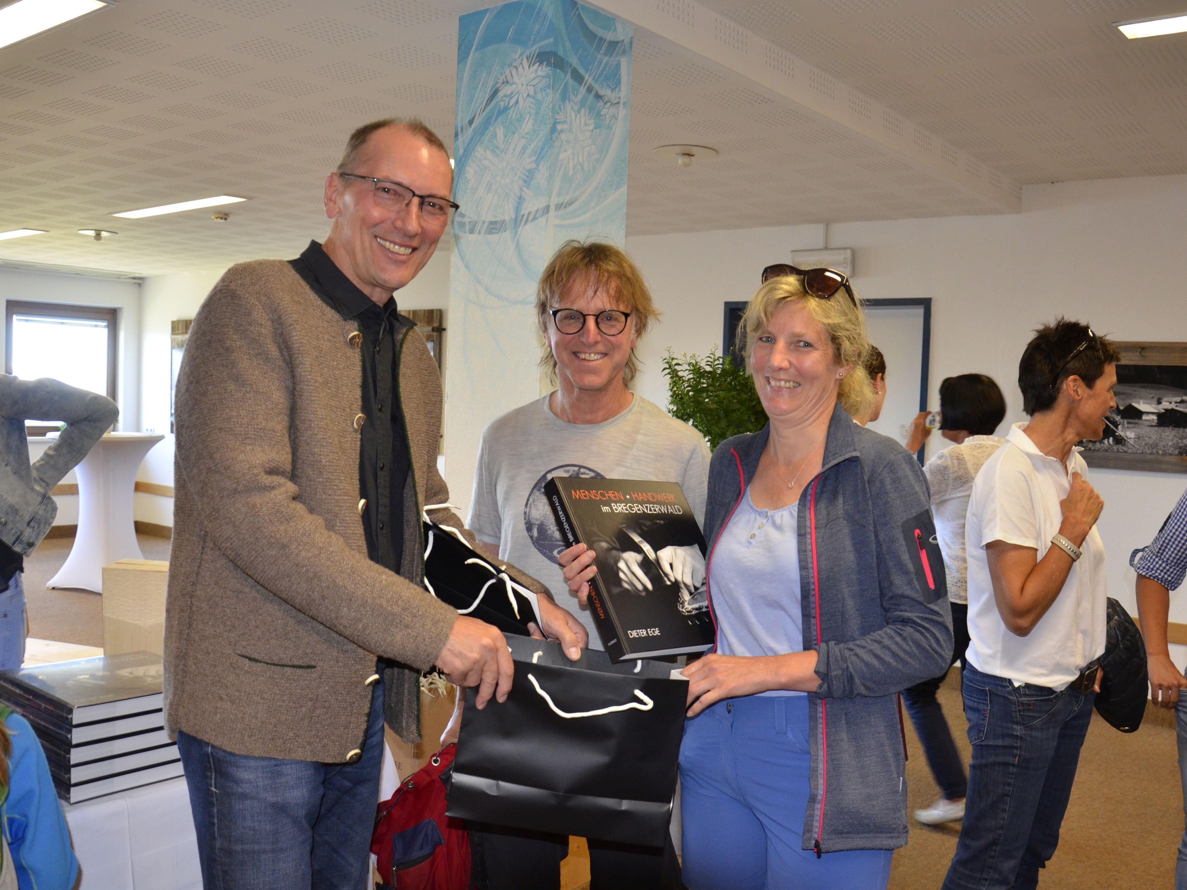 Dieter Ege überreicht abgebildeten Handwerkern erste Exemplare Dieter Ege überreicht abgebildeten Handwerkern erste Exemplare