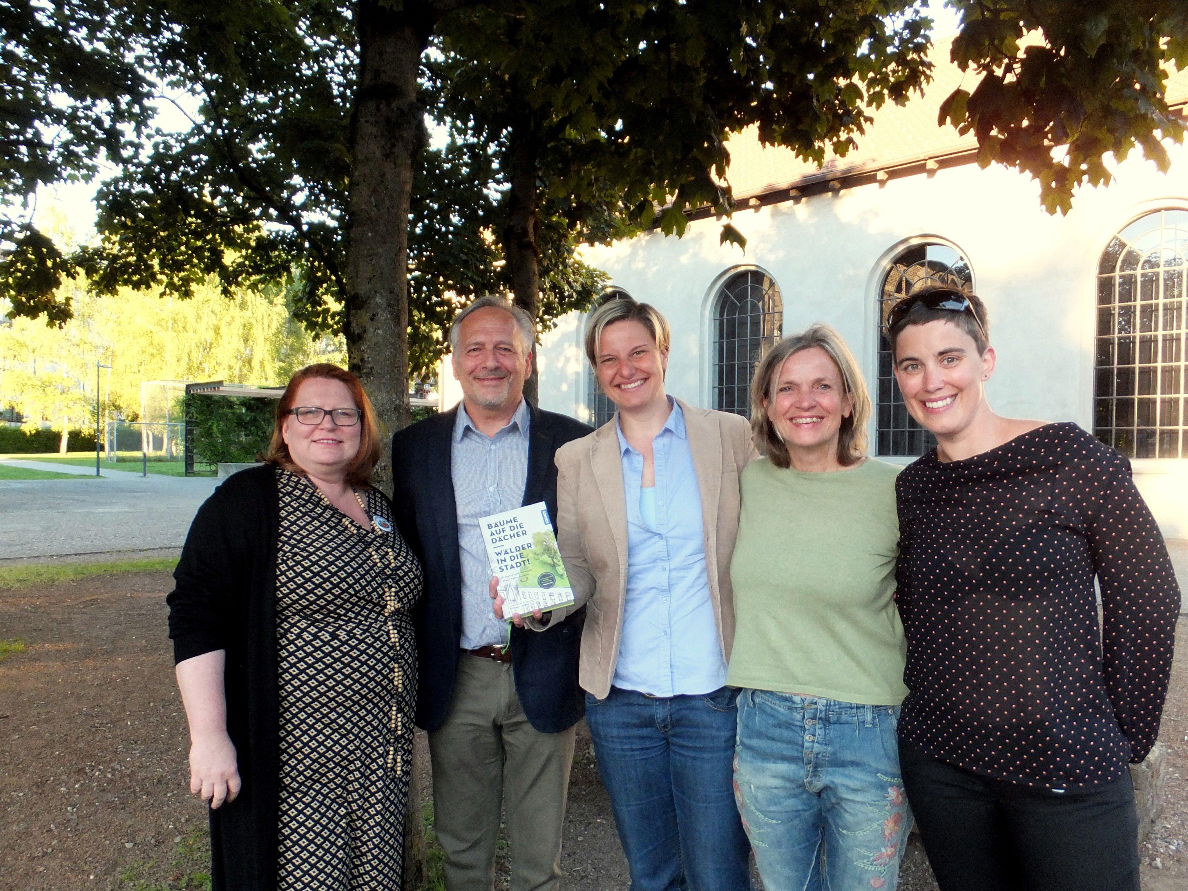 Susanne Hagspiel (Öko-Profit) mit Buchautor Conrad Amber, Ruth Swoboda (inatura), Christiane Machold (Naturvielfalt in den Gemeinden) und JuliaWeger (Öko-Profit)