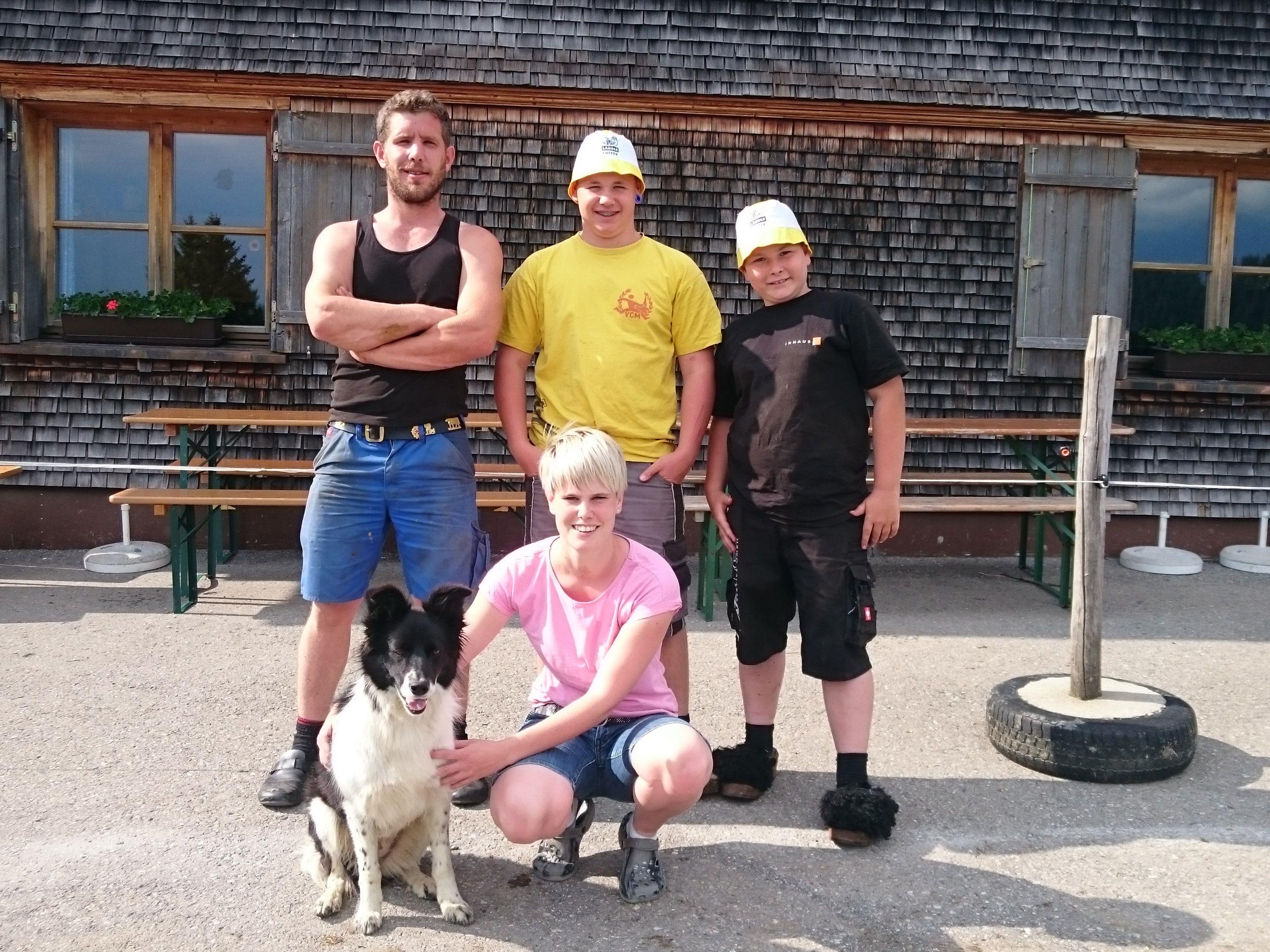 Christof, Rene, Kilian und Verena kümmern sich um die Milchkühe auf den Alpen Maiensäß/Staffel.
