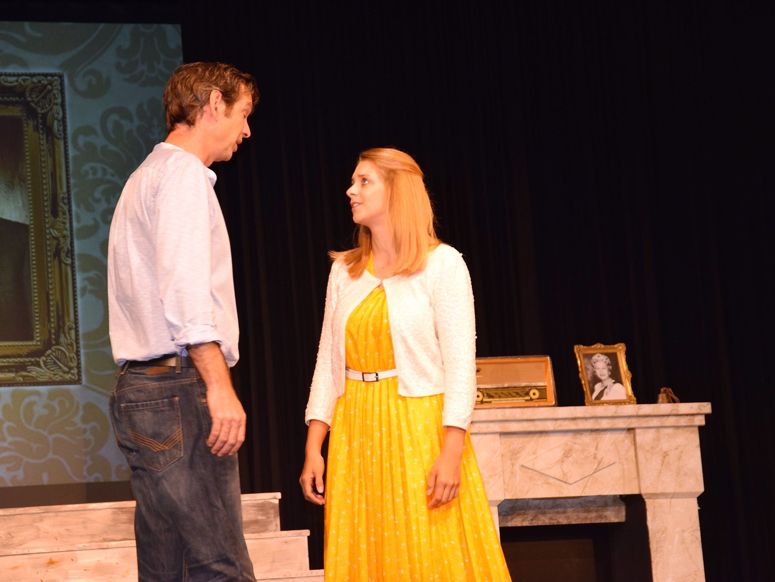 Schriftsteller Peter Held (Jürgen Reiner) verliebt sich in die schöne Unschuld (Anna Maier) im Laufe des Abends Schriftsteller Peter Held (Jürgen Reiner) verliebt sich in die schöne Unschuld (Anna Maier) im Laufe des Abends