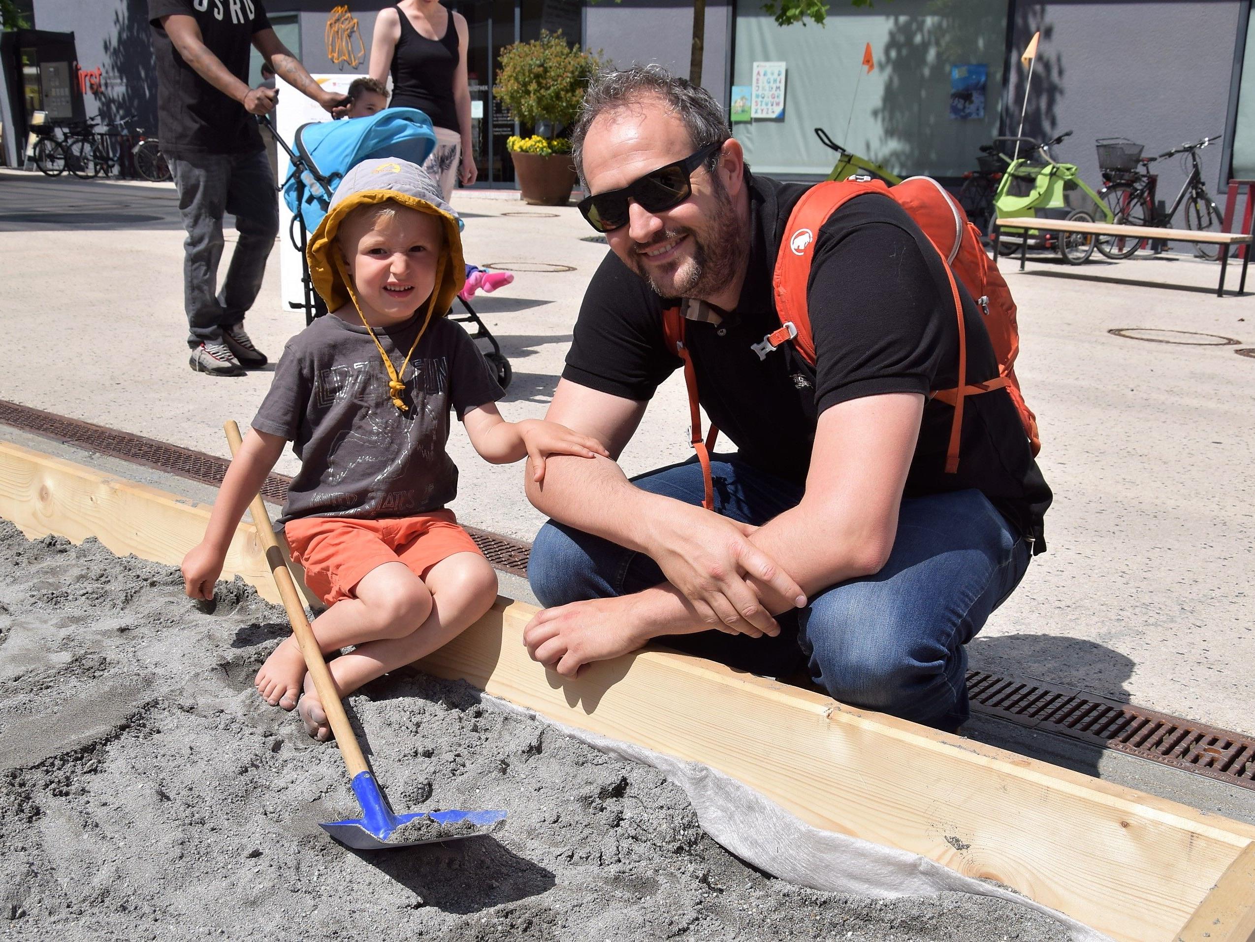 Auch Leander (3 1/2 Jahre) kam mit Papa Pascal an den Garnmarkt, um den großen Sandkasten auszuprobieren