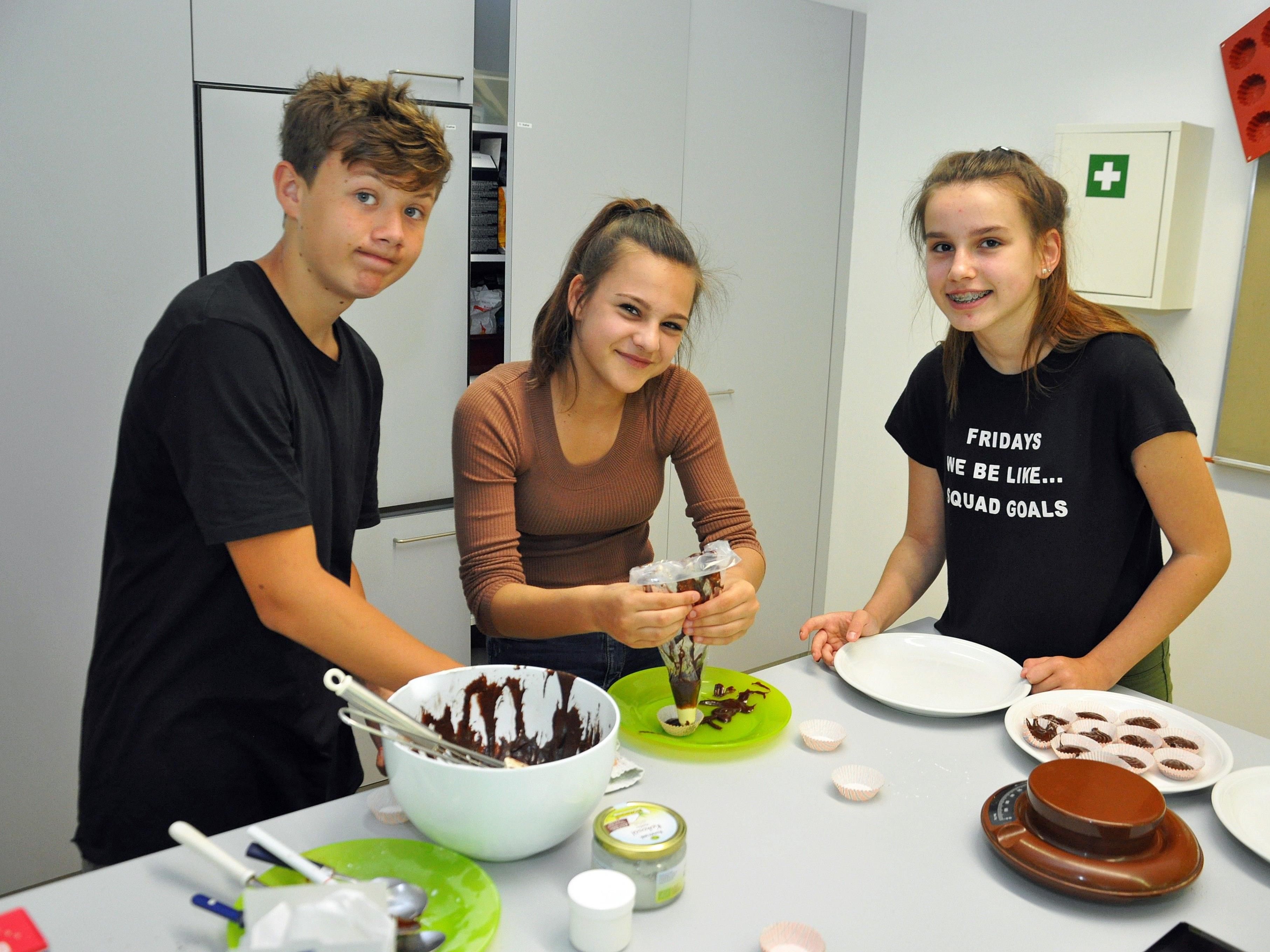 Für ihr Projekt haben sich die Mittelschüler selber als Schokoladenproduzenten versucht.