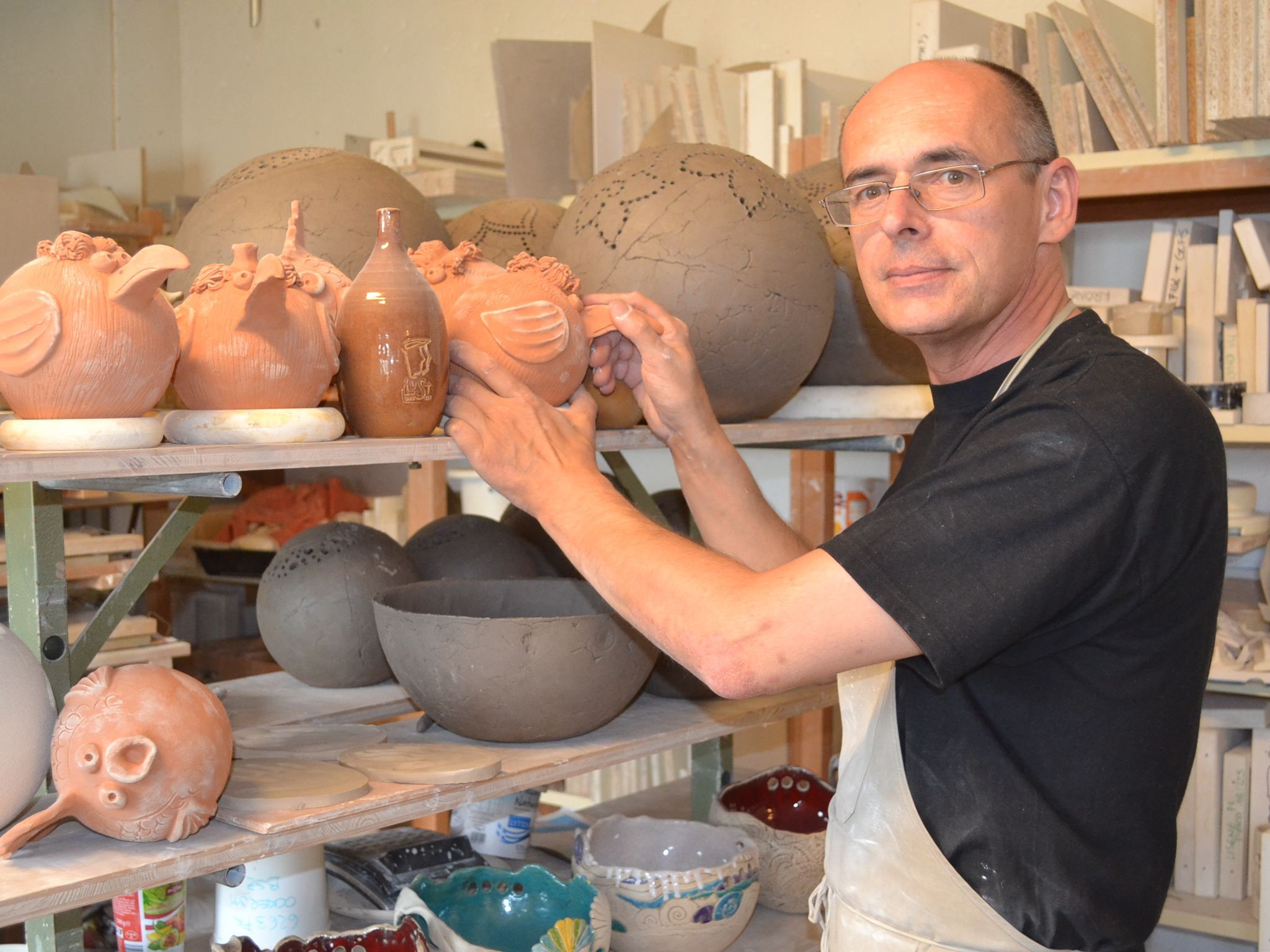 Keramik-Künstler Michael Hummer: „Wenn die Arbeit gleichzeitig auch Hobby ist, gehen die Ideen nie aus.“ Keramik-Künstler Michael Hummer: „Wenn die Arbeit gleichzeitig auch Hobby ist, gehen die Ideen nie aus.“