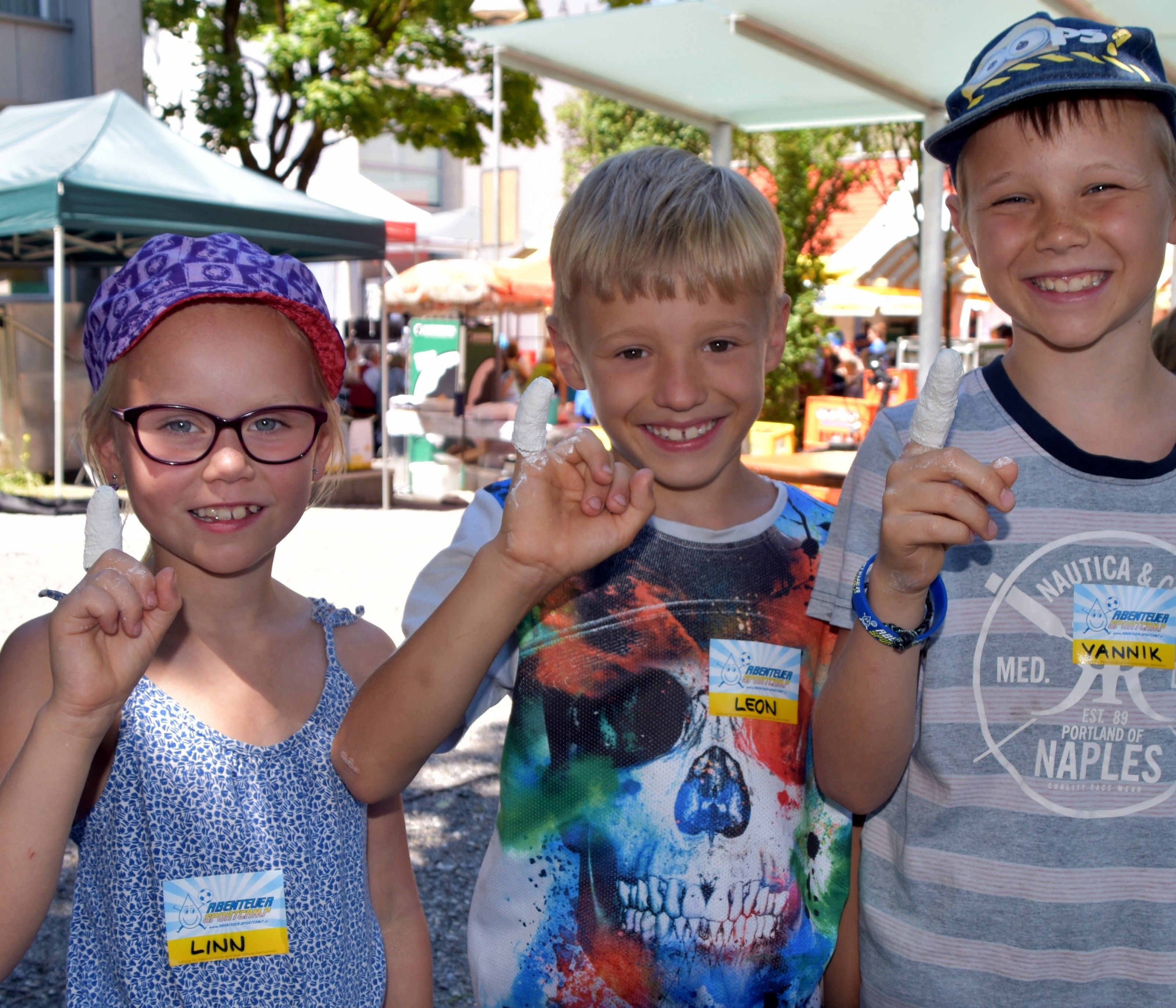 Linn, Leon und Yannik mit ihren Gipsfingern Linn, Leon und Yannik mit ihren Gipsfingern