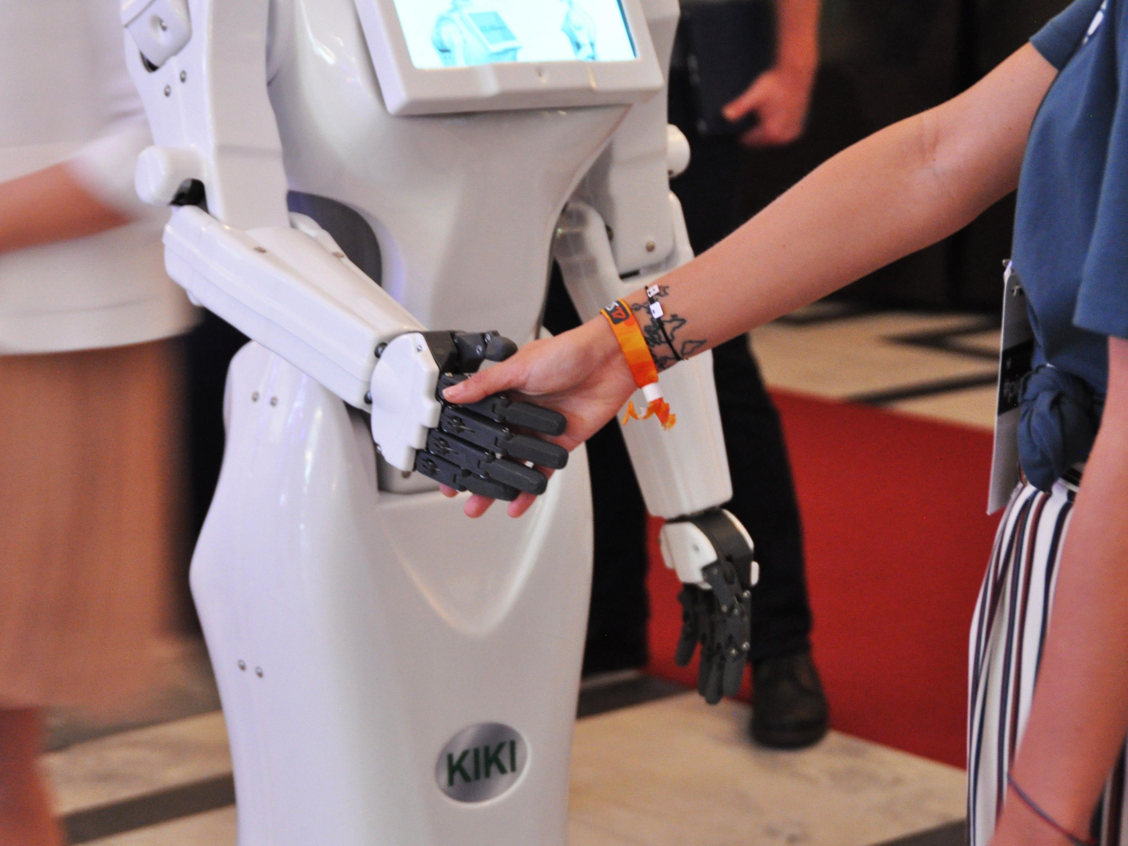 Auch Roboter knüpfen Kontakte: KIKI begrüsst die Gäste am Pioneers Festival.