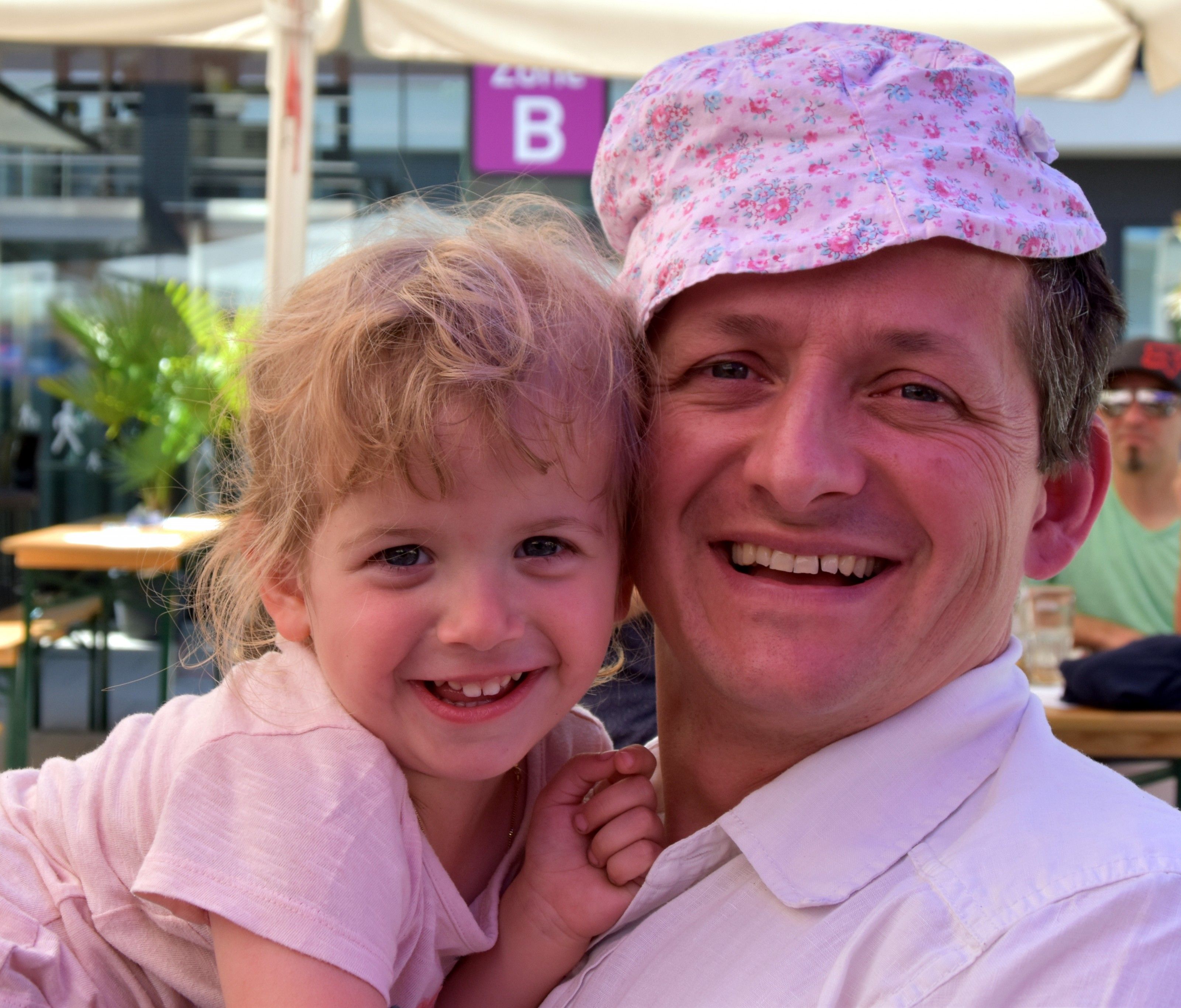 Anna schenkt  Papa Markus zum Vatertag ihren Sonnenhut Anna schenkt  Papa Markus zum Vatertag ihren Sonnenhut
