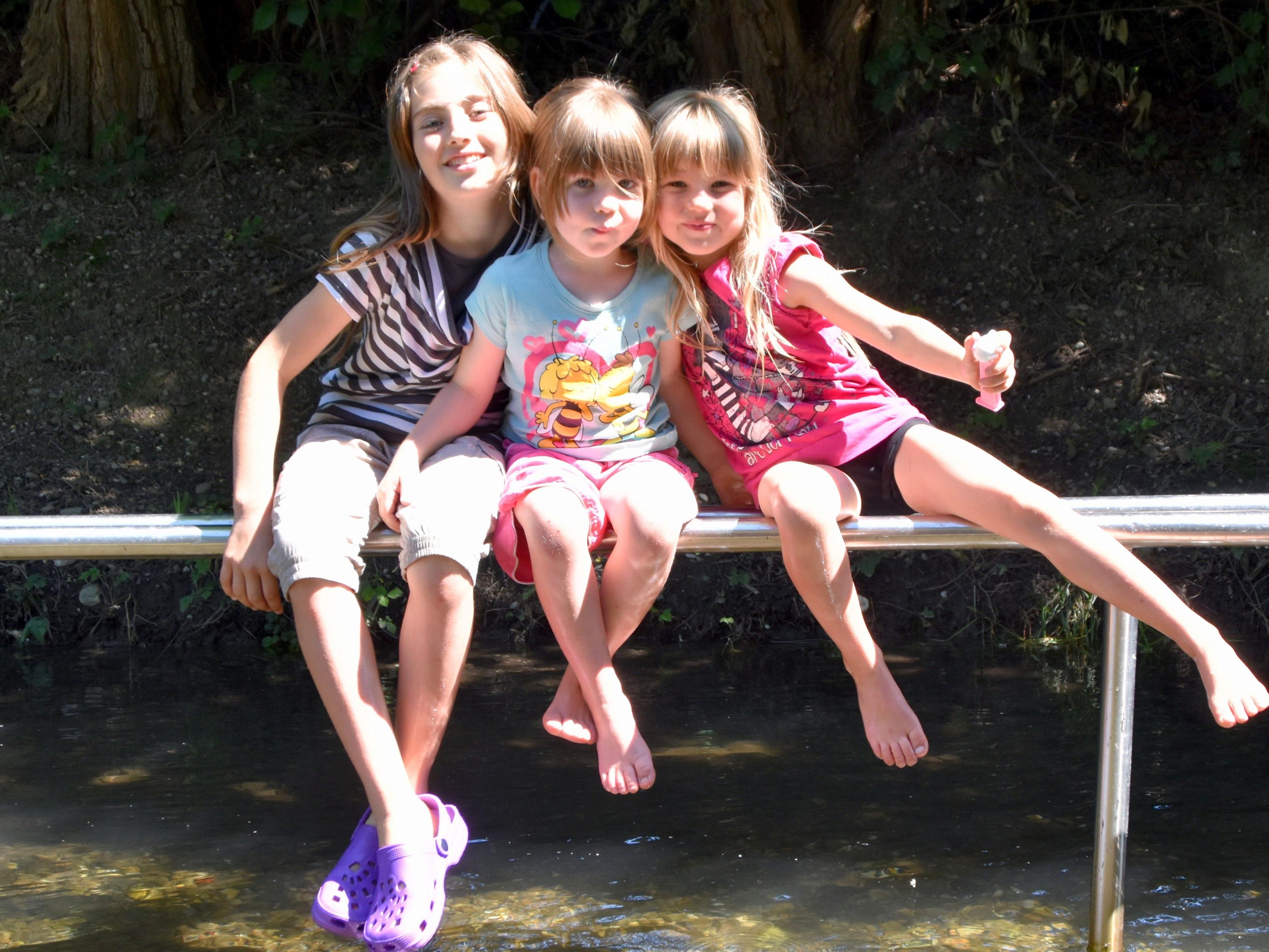 Corinne, Ronja und Melina Staggl sind bei schönem Wetter gerne am Wasser