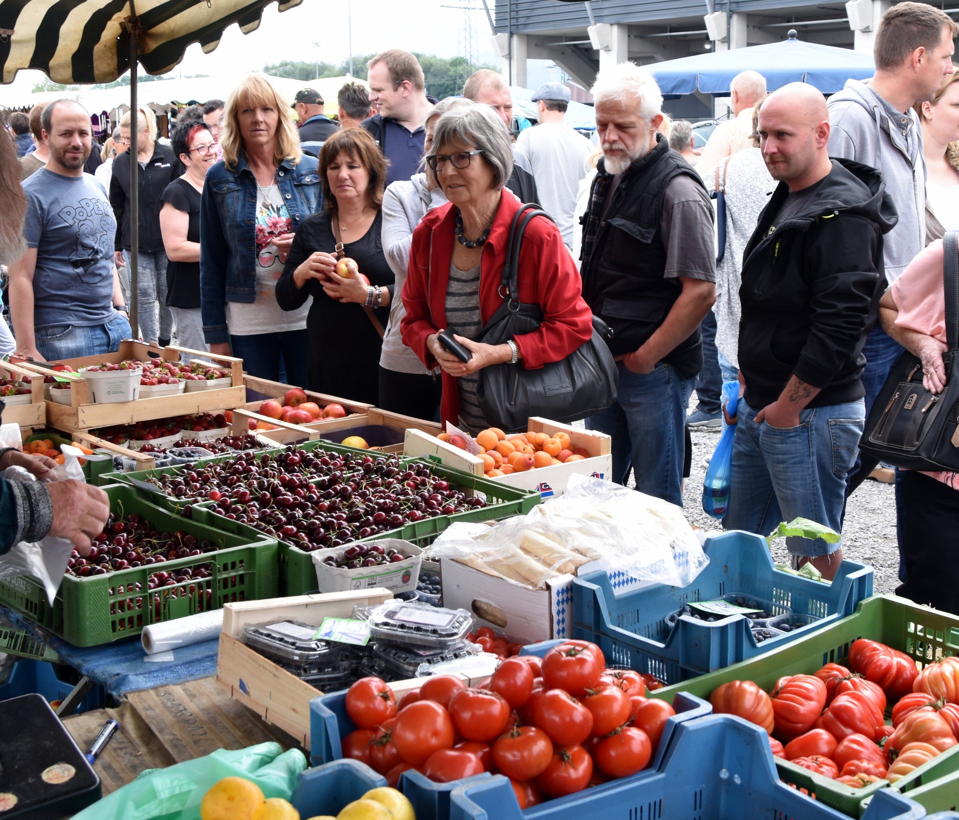 Auch frisches Obst und Gemüse fand viele Abnehmer Auch frisches Obst und Gemüse fand viele Abnehmer