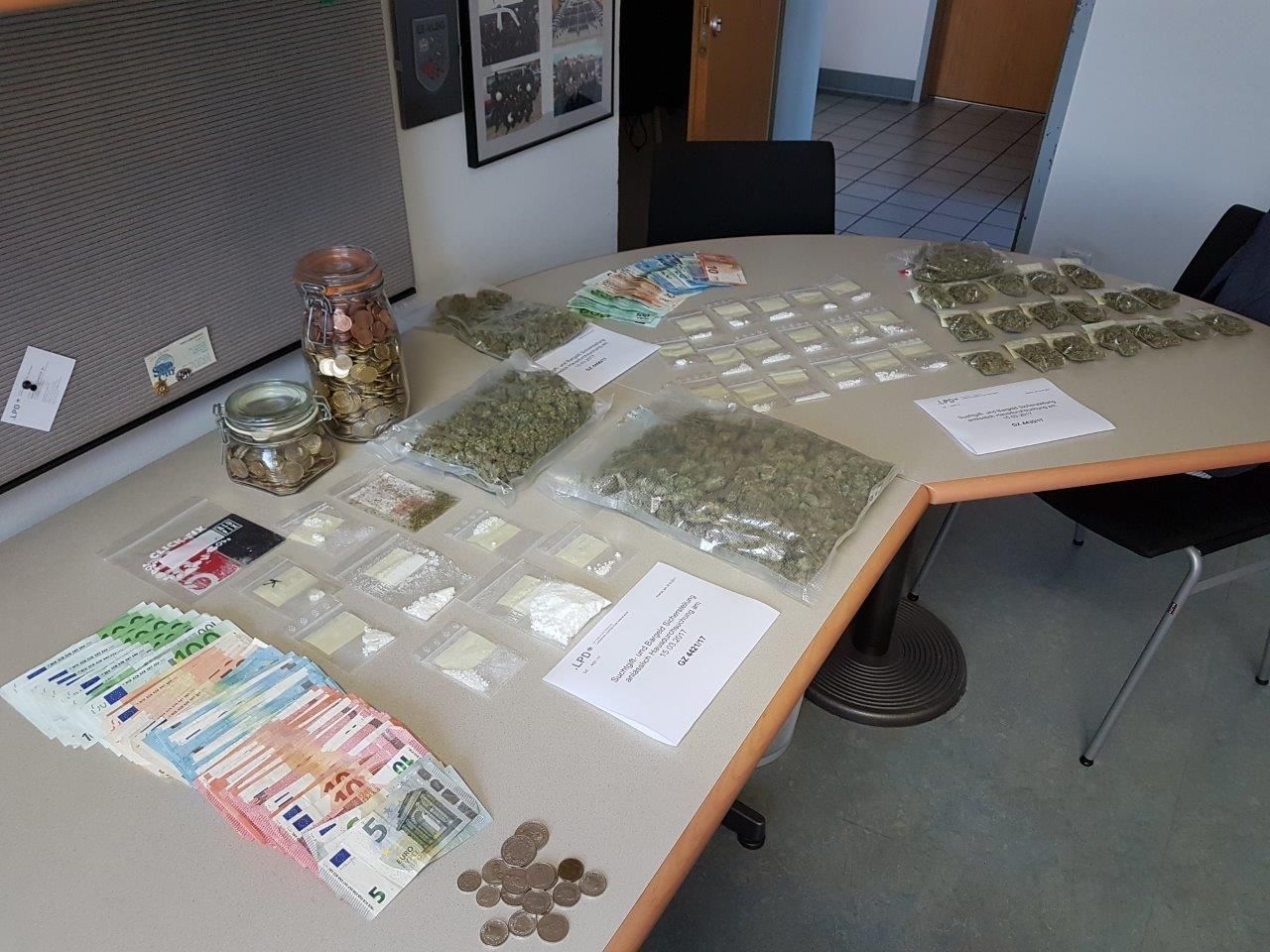 Sichergestellte Drogen und Bargeld nach dem Schlag gegen den Suchtgiftring in Höchst. Sichergestellte Drogen und Bargeld nach dem Schlag gegen den Suchtgiftring in Höchst.