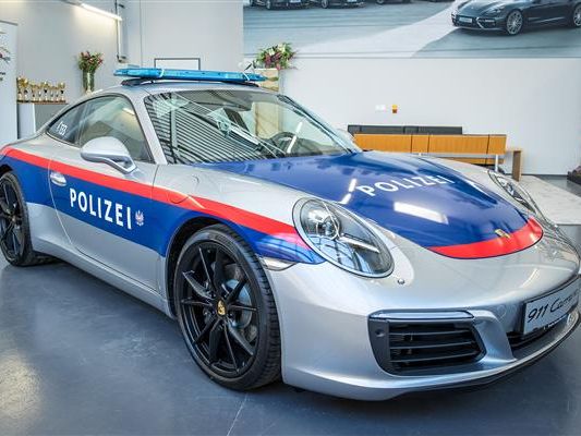 Die Polizei hat ab sofort Dienstfahrzeuge von Porsche zur Verfügung. Die Polizei hat ab sofort Dienstfahrzeuge von Porsche zur Verfügung.