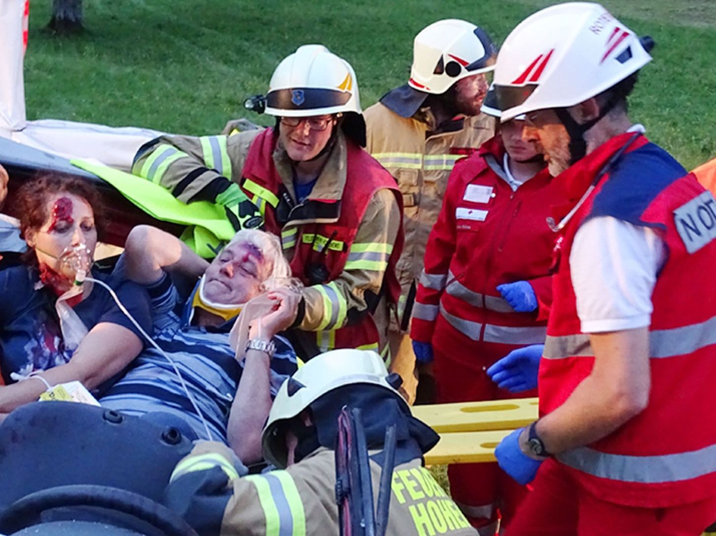 Bergung der Verletzten durch Notärzte und Feuerwehrler aus dem Flugzeugwrack. Bergung der Verletzten durch Notärzte und Feuerwehrler aus dem Flugzeugwrack.