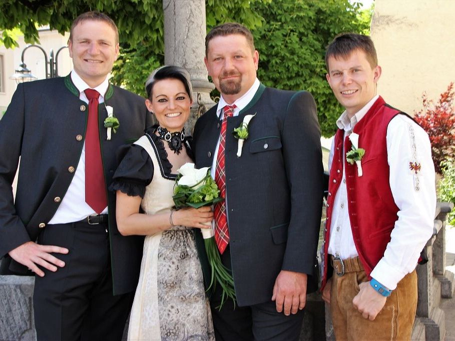Das frsich vermählte Paar mit seinen Trauzeugen Das frsich vermählte Paar mit seinen Trauzeugen