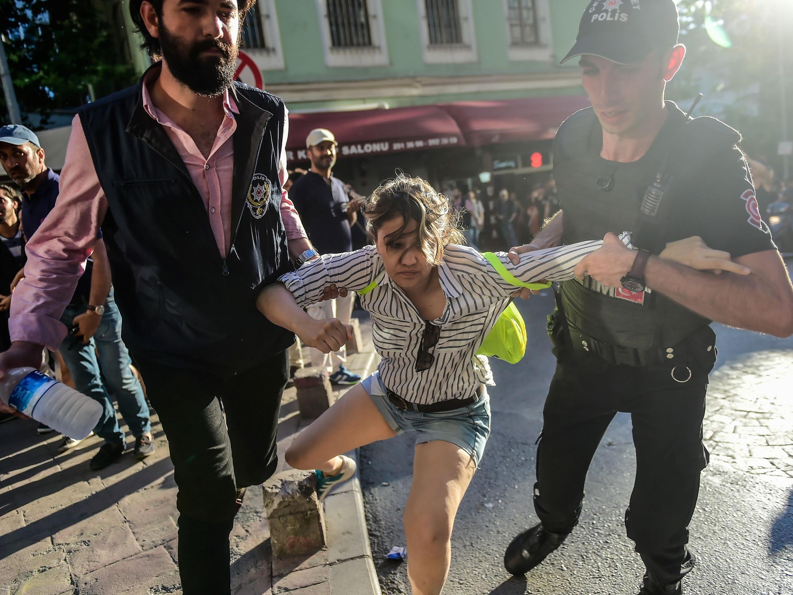 Türkische Polizisten gingen gehen Teilnehmer der Gay Pride Demo in Istanbul vor.