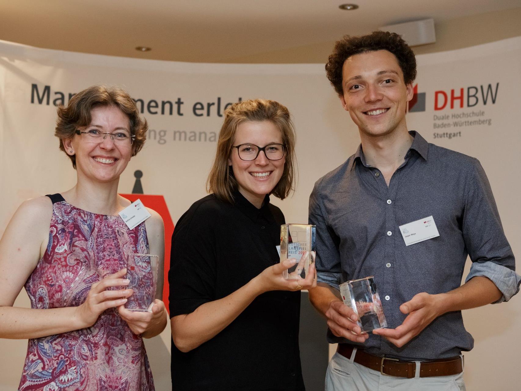 Die Preise gingen an Linda Dowidat von der FH Aachen (1. Platz, Mitte), Bettina Schedler von der FH Vorarlberg (2. Platz, links) und Jasper Nikolaus Meya von der Universität Bremen (rechts).