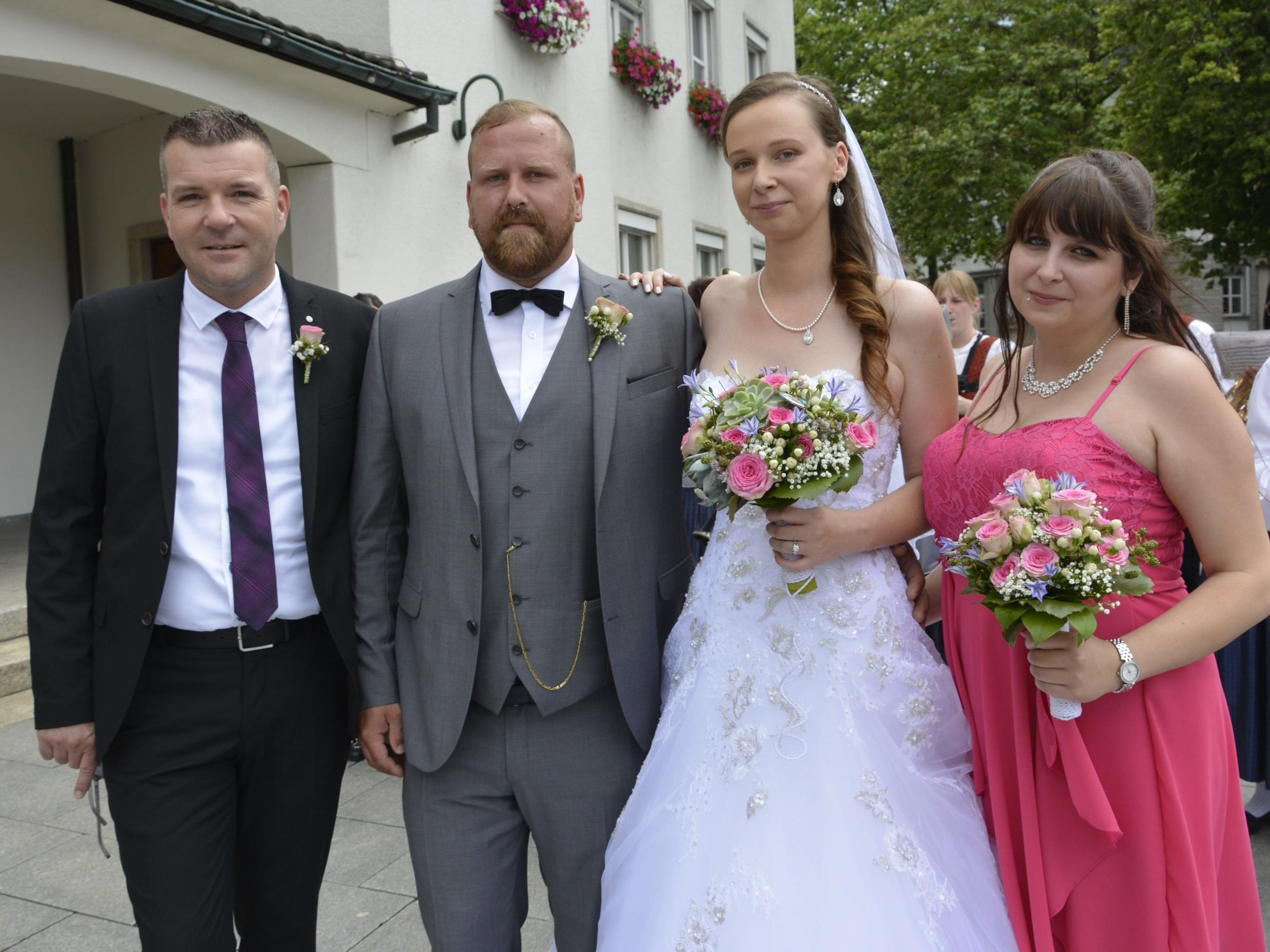 Das Brautpaar mit den Trauzeugen bei der standesamtlichen Trauung in Dornbirn.