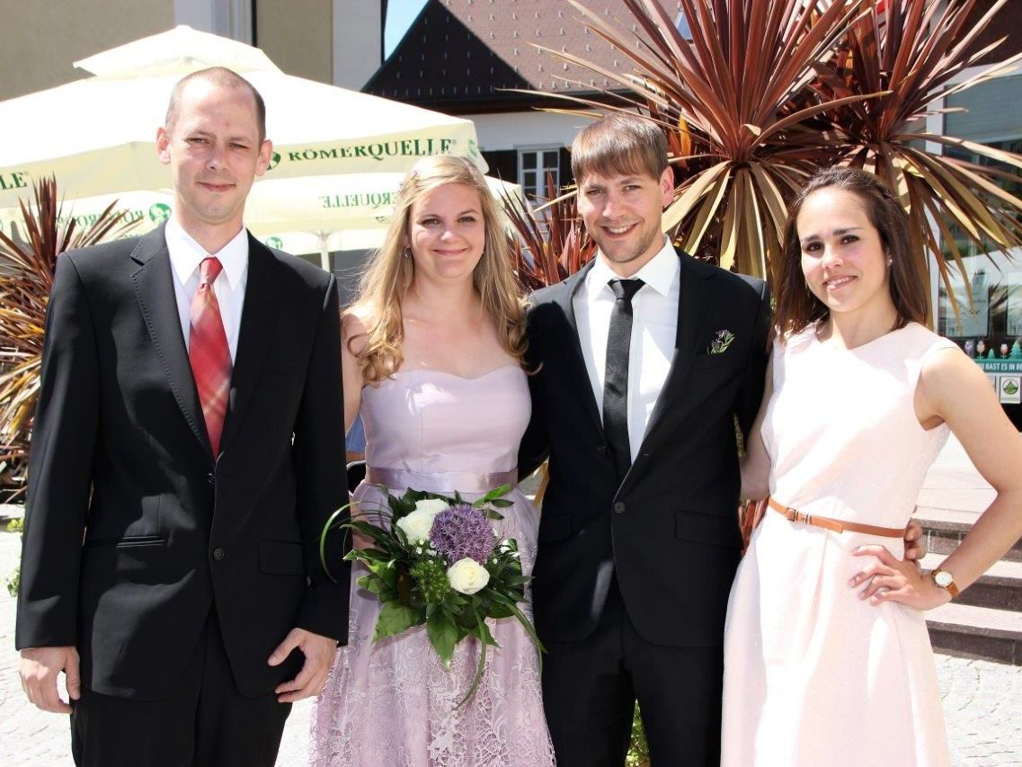 Das frisch vermählte Paar mit seinen Trauzeugen. Das frisch vermählte Paar mit seinen Trauzeugen.