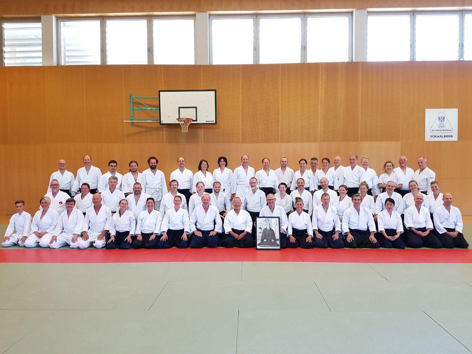 Gruppenbild mit den Teilnehmern des 24. International Aikido-Seminar mit Endo Seishiro Shihan, 8. Dan