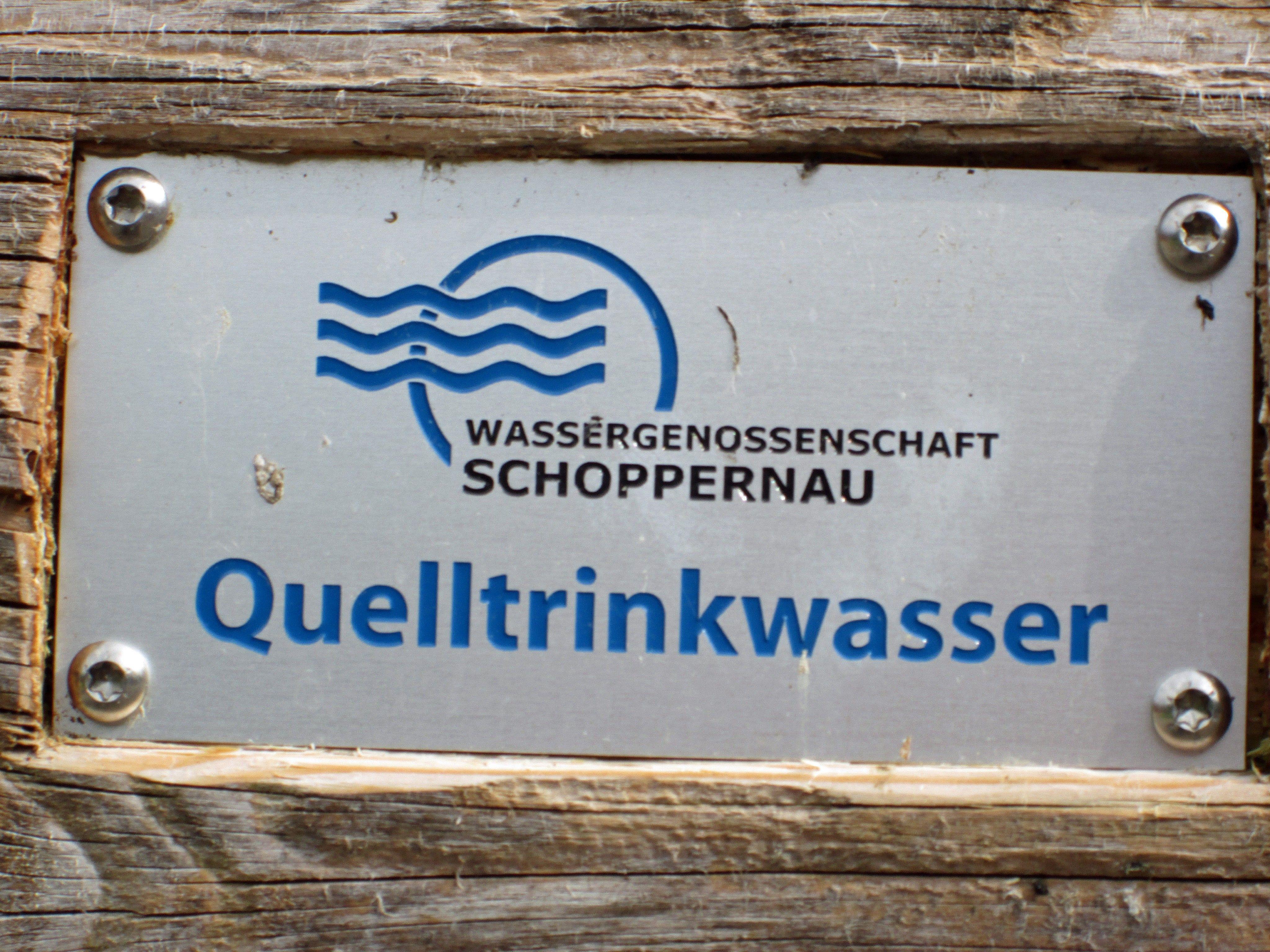 Diese Schilder findet man an jedem öffentlichen Brunnen, welcher vom Netz der Wassergenossenschaft versorgt wird.
