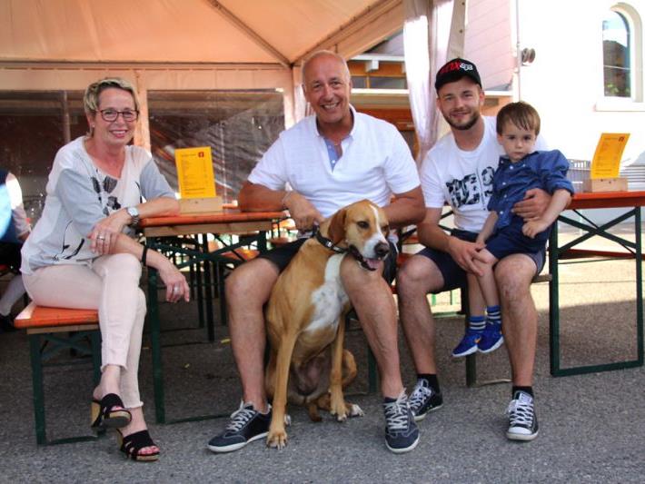 Familie Fröhle ist jedes Jahr dabei: Silvia, Günther, Sohn Dominik und Enkel Elias mit Hund Leila beim Strossahock 2017.