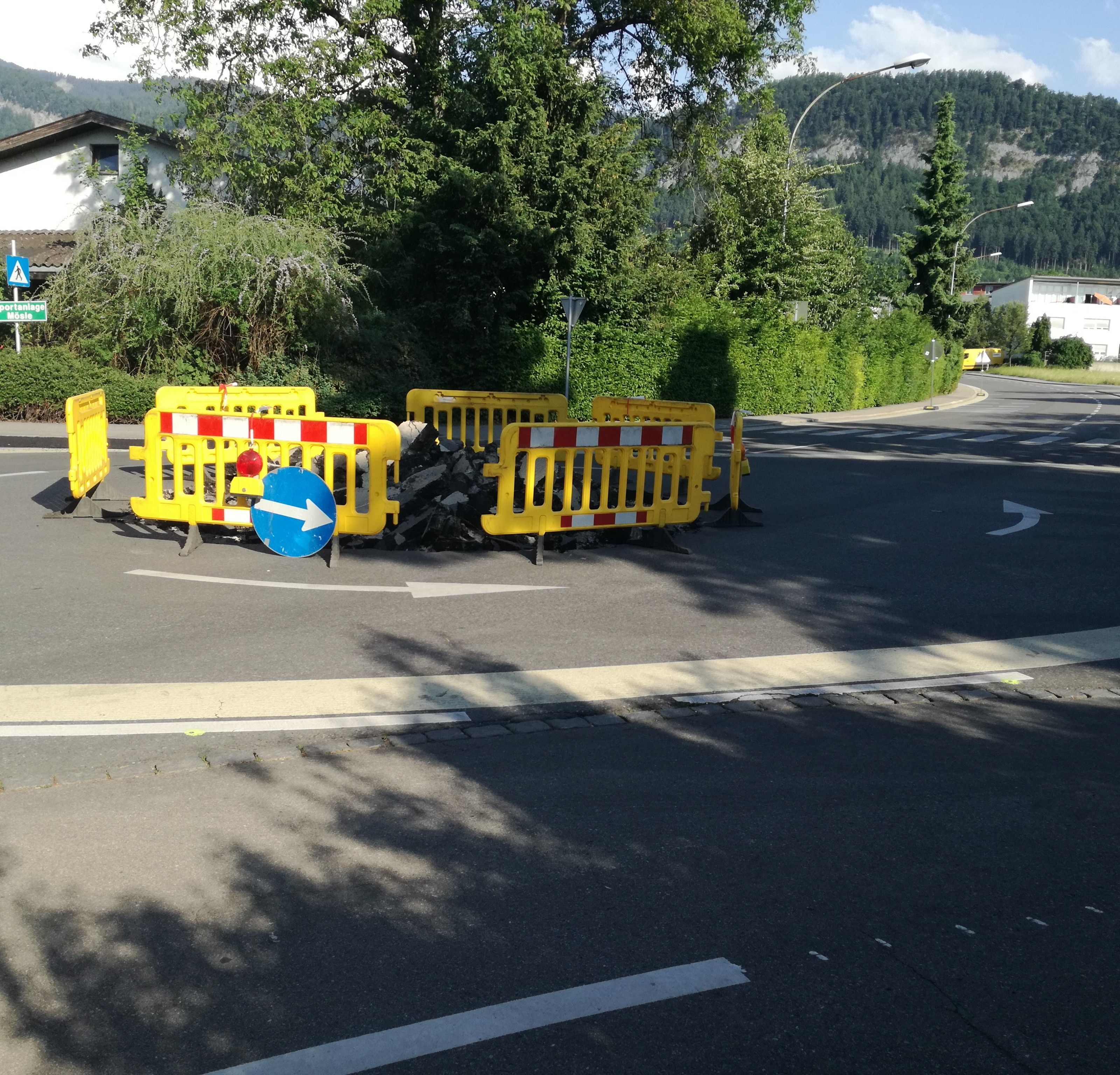 Die Bauarbeiten an der Mittelinsel der Minikreisel laufen seit Montag dieser Woche. Die Bauarbeiten an der Mittelinsel der Minikreisel laufen seit Montag dieser Woche.