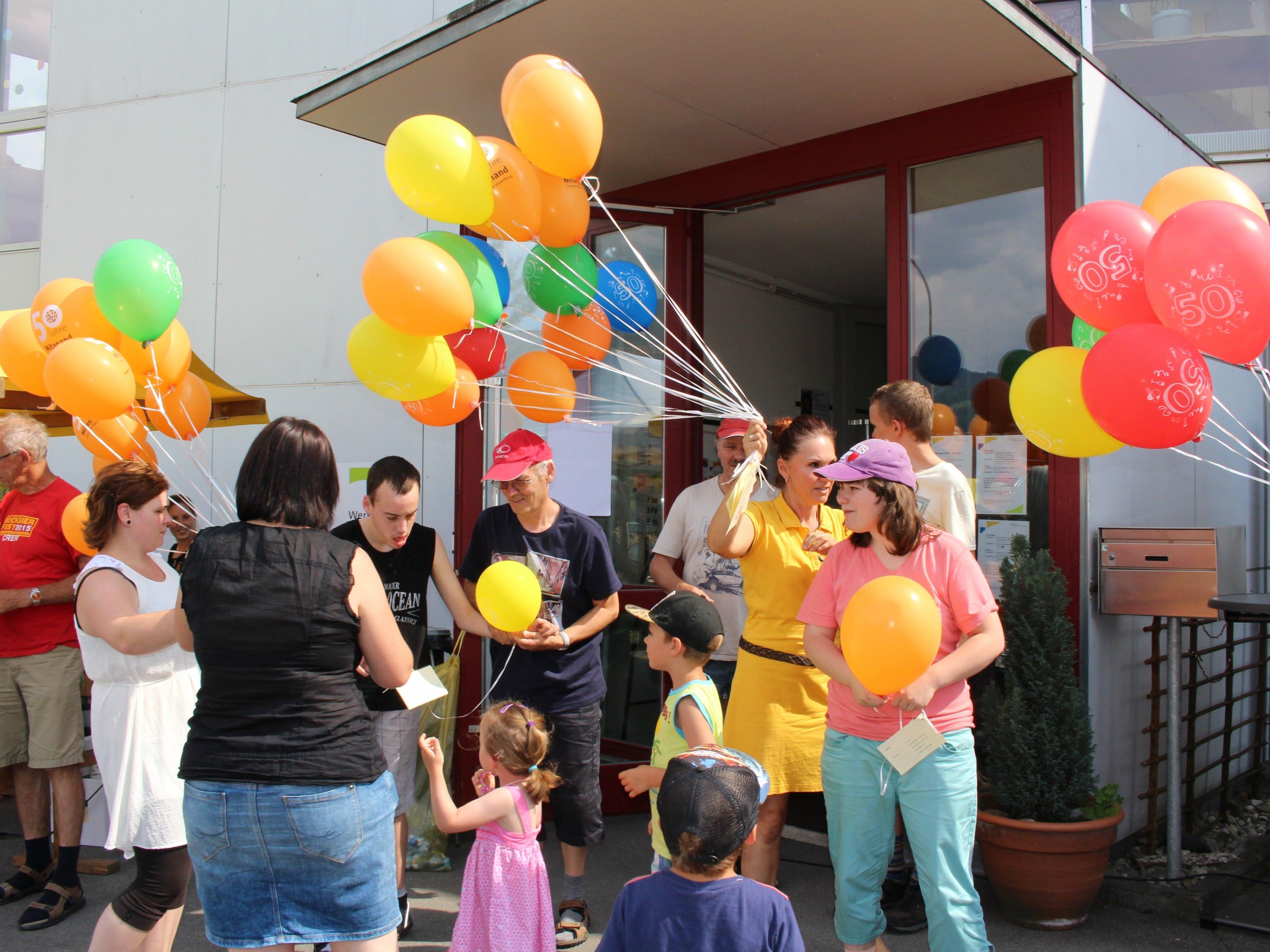 Bunter Luftballonwettbewerb an der Lebenshilfe Werkstätte