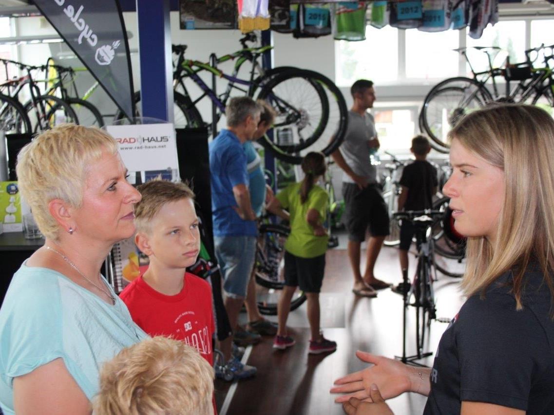 Die Göfnerin Katharina Liensberger erhielt ein neues Trainingsrad vom Radhaus Rankweil