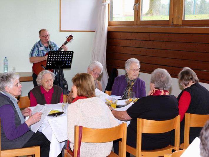 Singen von bekanntem Liedgut gehört für Senioren aus Nofels zu einer beliebten Freizeitbeschäftigung.