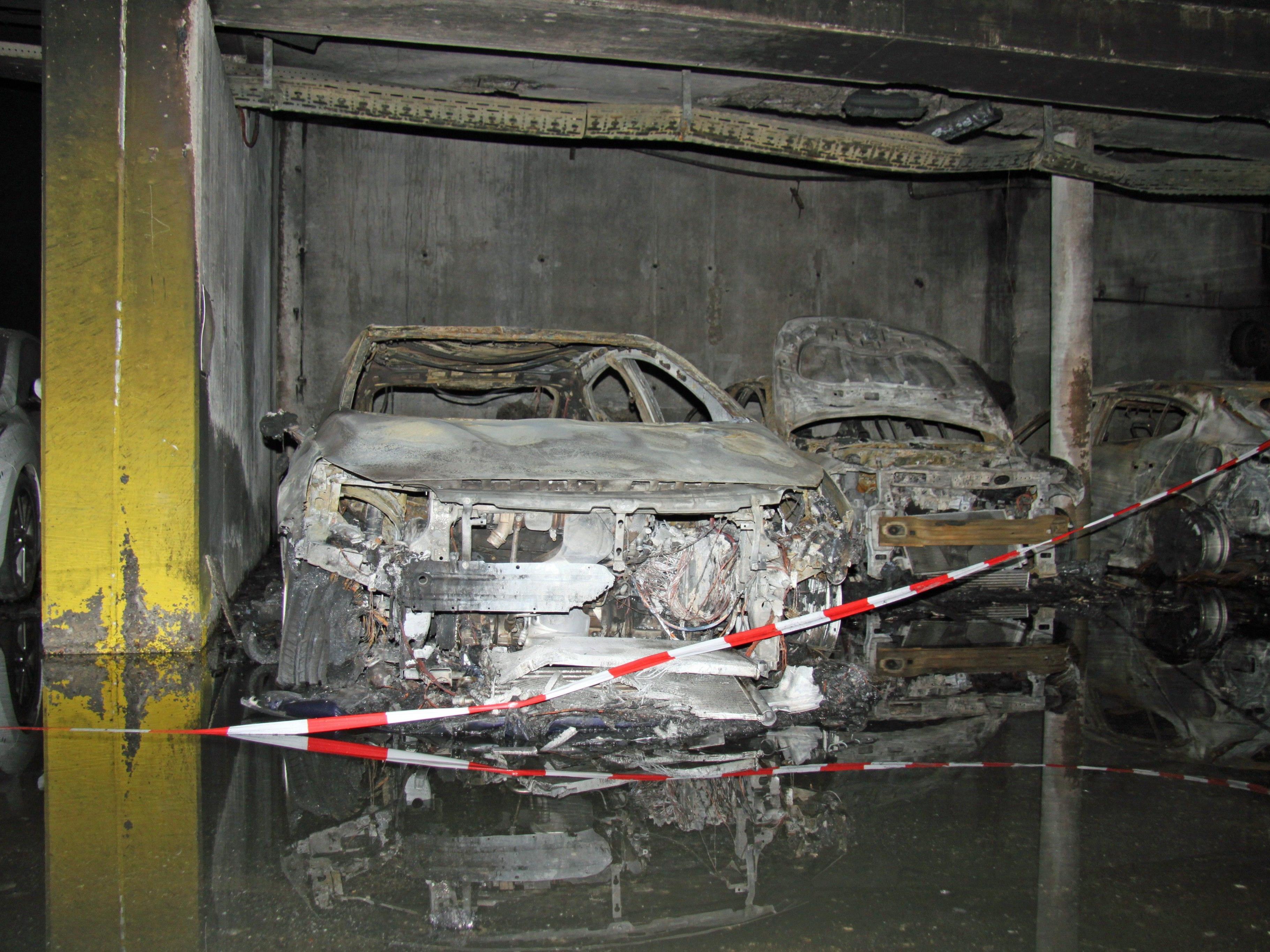 Vier Autos brannten kompett aus