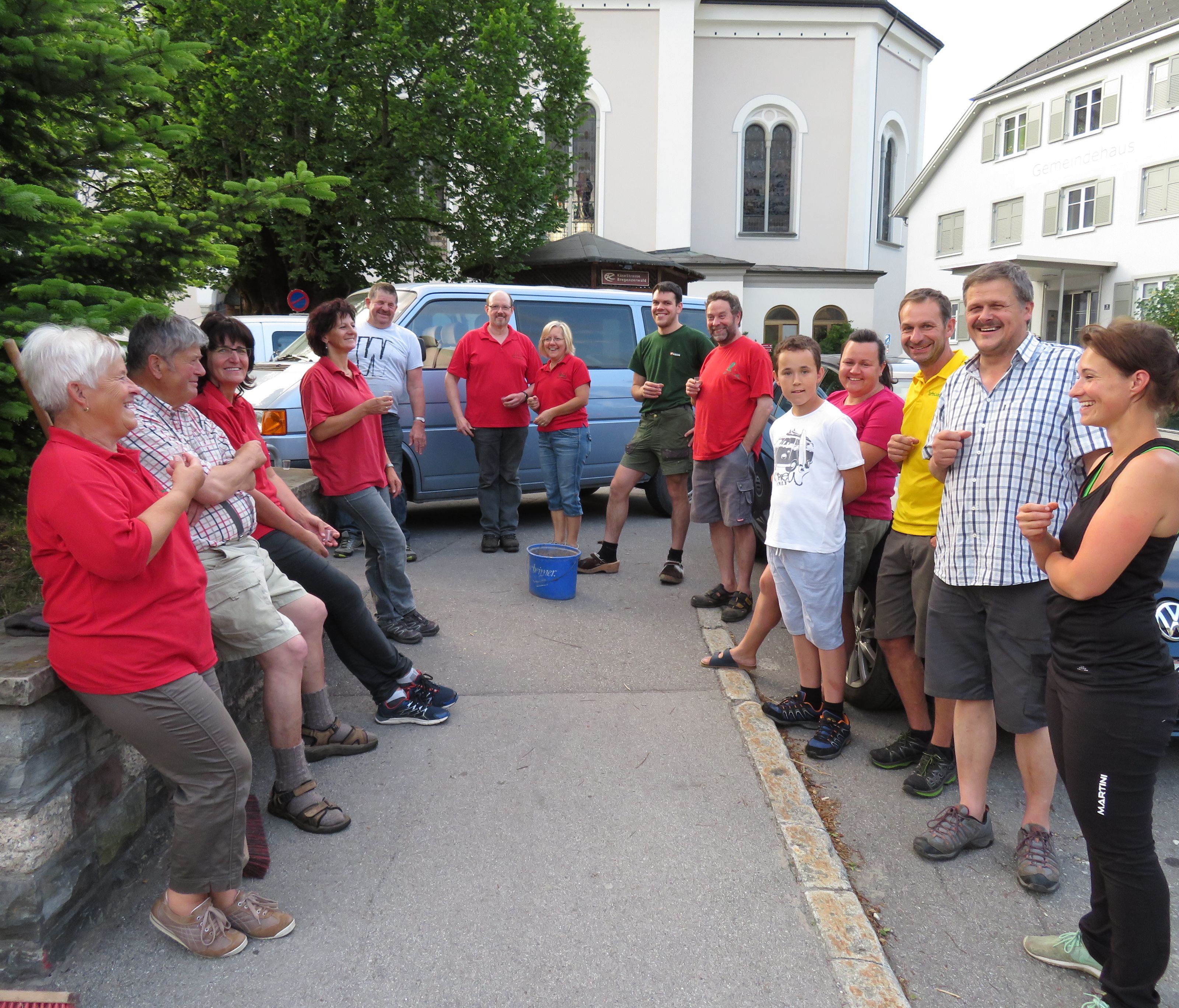 Das Helfer-Team des OGV bei der Grünpflege am Dorfplatz Das Helfer-Team des OGV bei der Grünpflege am Dorfplatz