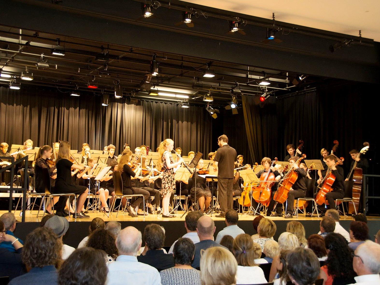 Das Jugendsinfonieorchester auf der Bühne des Dorfmitte-Saales.