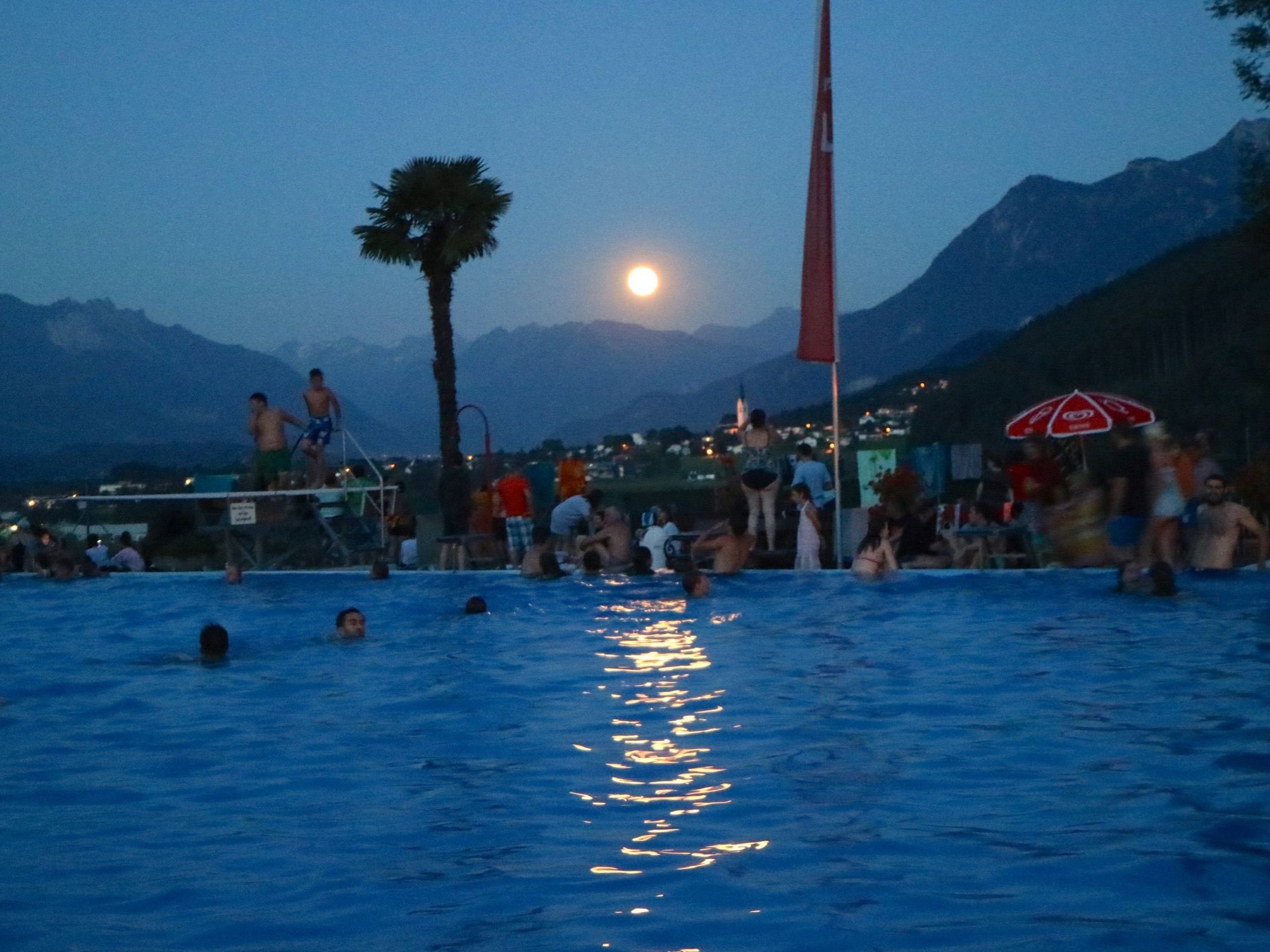 Der Panoramablick, wenn der Vollmond die Bergspitzen erleuchtet, ist ein ganz besonderes Erlebnis beim Vollmondschwimmen im ältesten Schwimmbad des Landes. Der Panoramablick, wenn der Vollmond die Bergspitzen erleuchtet, ist ein ganz besonderes Erlebnis beim Vollmondschwimmen im ältesten Schwimmbad des Landes.
