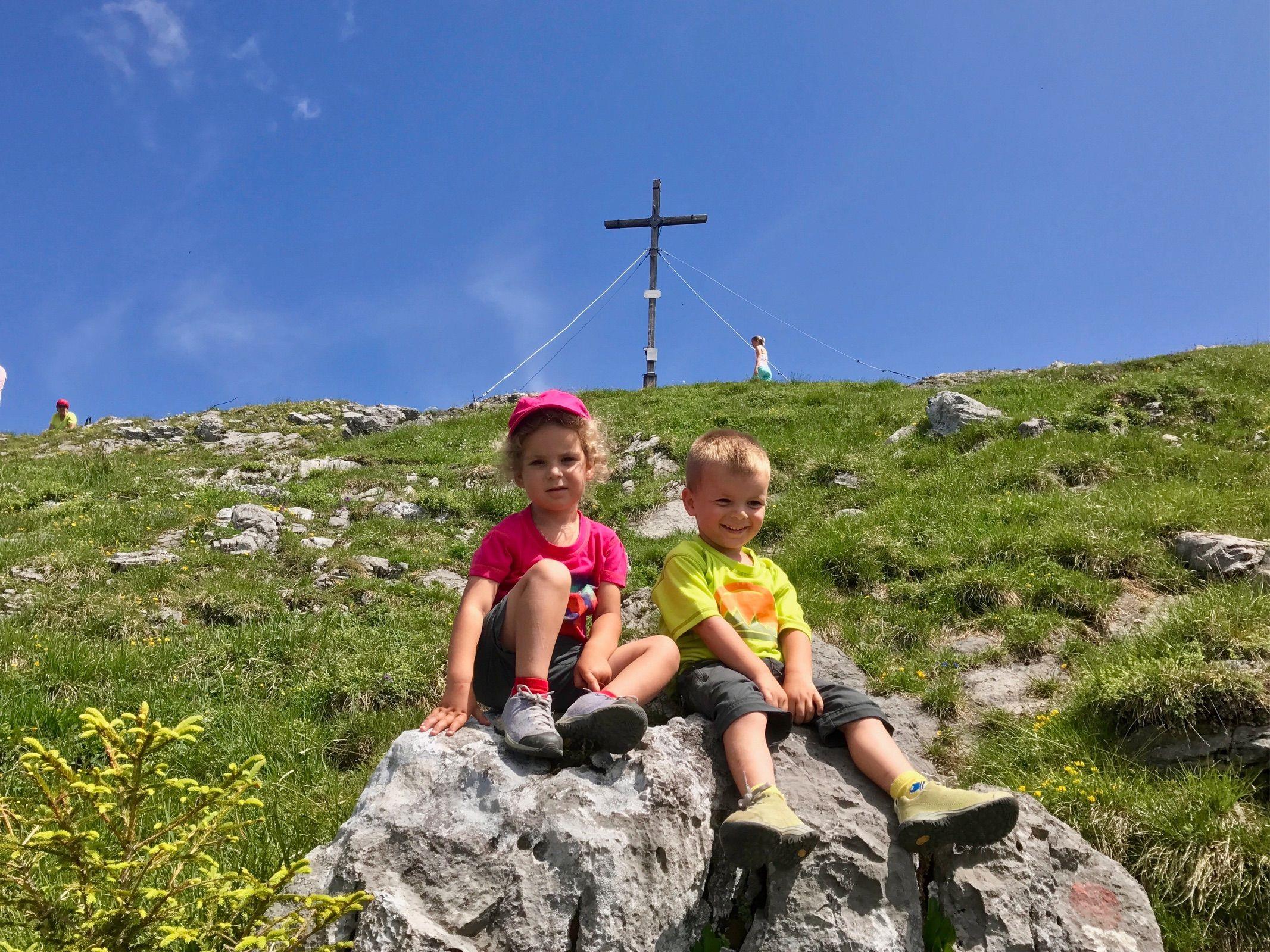 Die dreijährigen Zwillinge Emma und Anton aus Göfis vor dem Gipfelkreuz der Gurtisspitze auf 1.777m.
