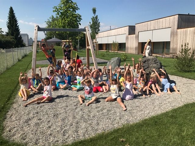 Kinder freuen sich über den neuen Kindergarten Kinder freuen sich über den neuen Kindergarten
