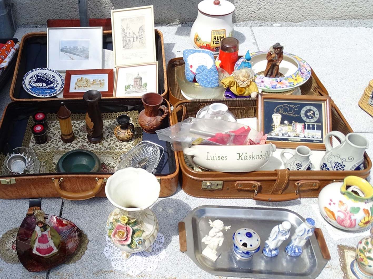 Beim 1. Kofferflohmarkt gab es auch eine Fülle kleiner Kostbarkeiten zu entdecken. Beim 1. Kofferflohmarkt gab es auch eine Fülle kleiner Kostbarkeiten zu entdecken.