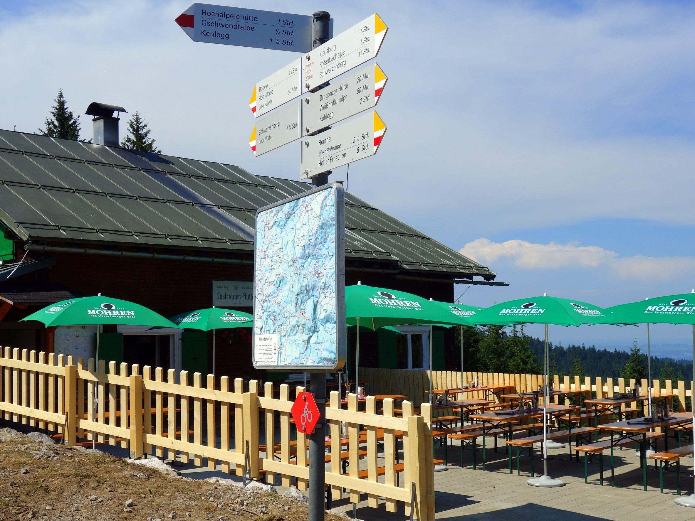 Die Lustenauer Hütte auf dem Klausberg mit neuer Terrasse.