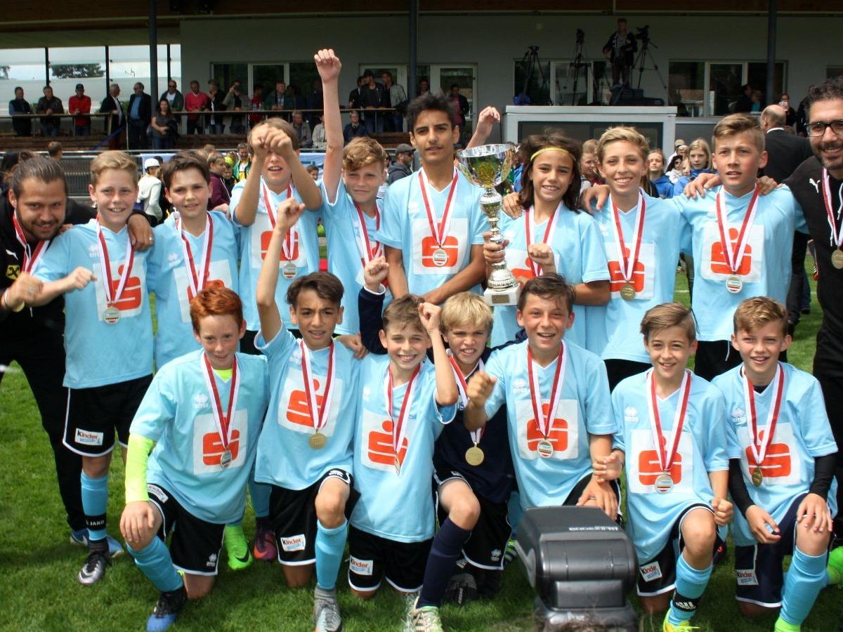 Die Neue Sportmittelschule Hohenems ist der Landessieger der Fußball-Schülerliga 2016/17.
