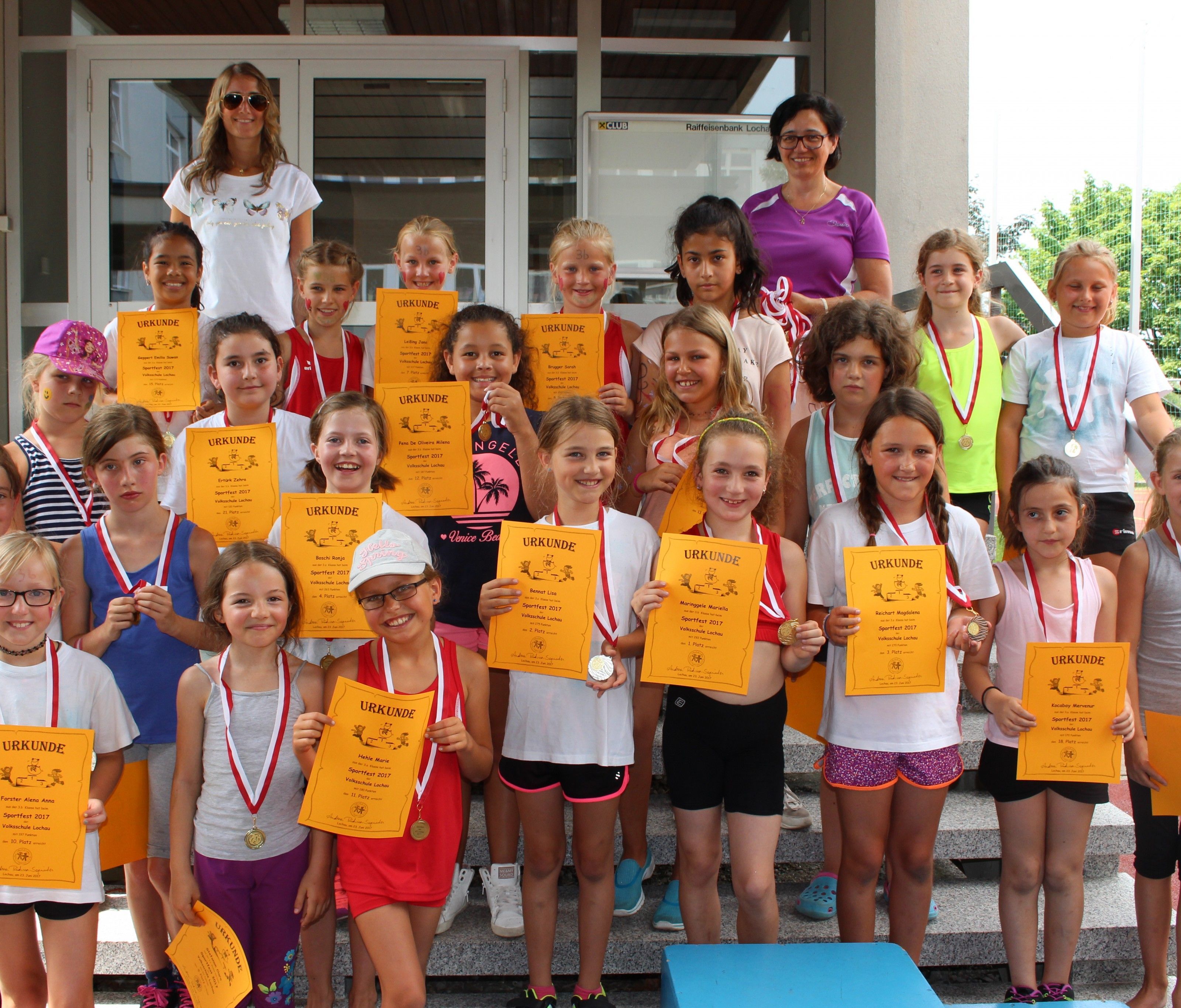 Bei der großen Siegerehrung erhielten alle Schüler Urkunden und Medaillen als Belohnung für ihren tollen Einsatz. Bei der großen Siegerehrung erhielten alle Schüler Urkunden und Medaillen als Belohnung für ihren tollen Einsatz.