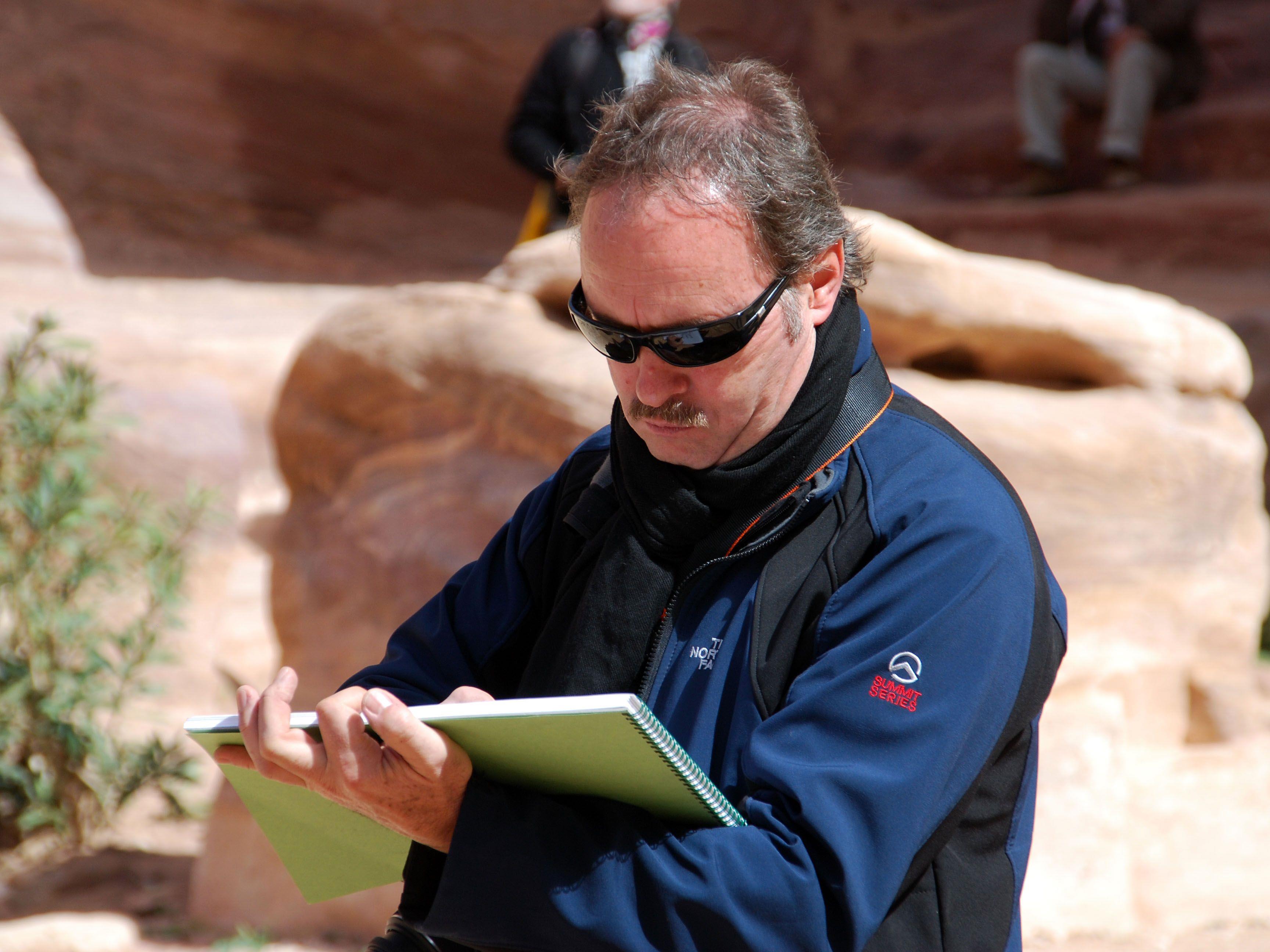 Gerhard Mangold mit Zeichenblock bei einer Studienreise in Petra/Jordanien.