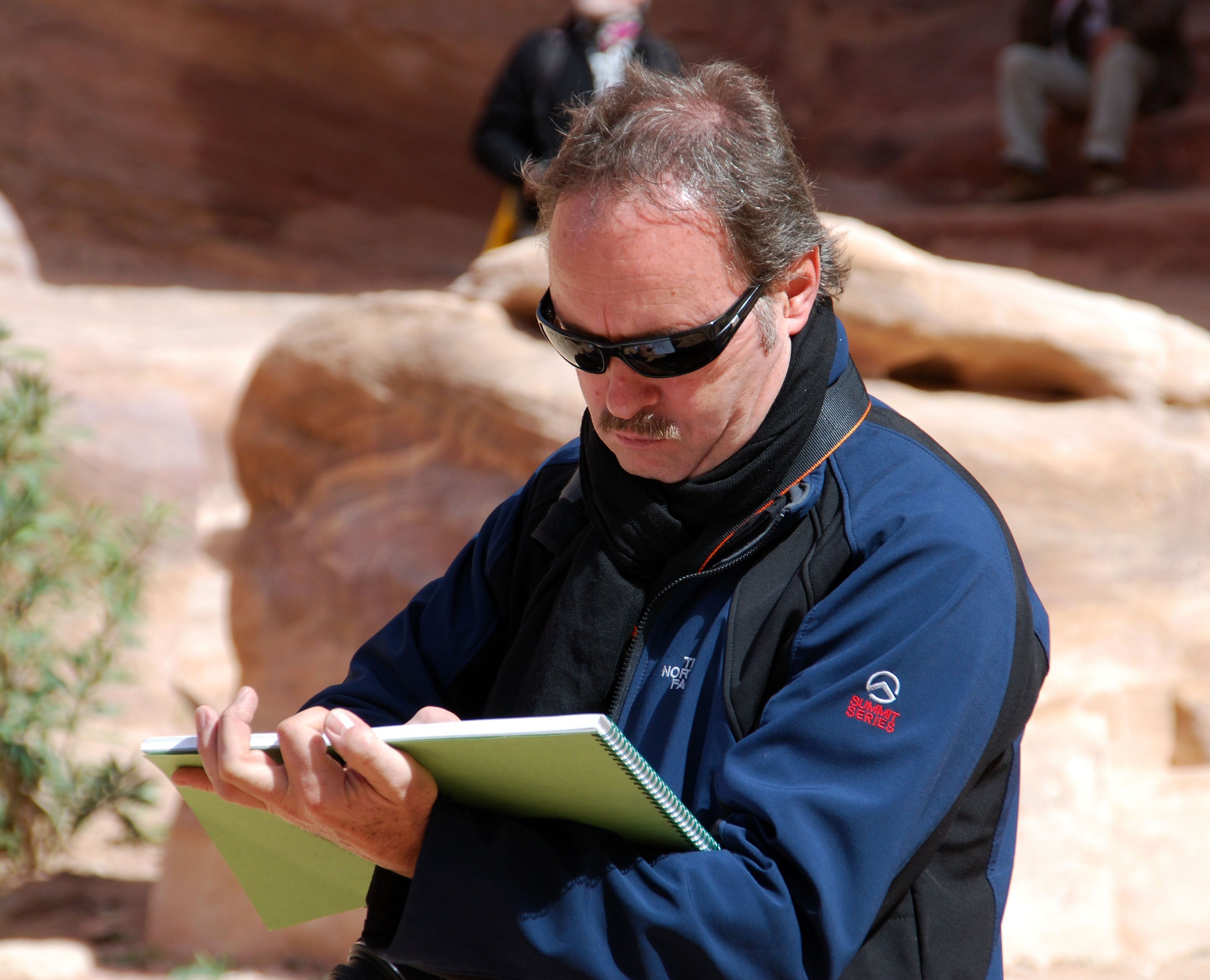 Gerhard Mangold mit Zeichenblock bei einer Studienreise in Petra/Jordanien. Gerhard Mangold mit Zeichenblock bei einer Studienreise in Petra/Jordanien.